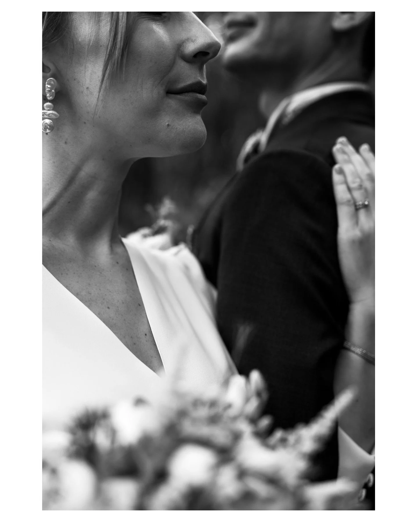 Eng
What I adore about loose editorial is the freedom it gives &mdash; real emotions unfolding naturally, then seamlessly shifting into a refined editorial mood. It&rsquo;s that space between breath and intention where the magic happens, where elegan