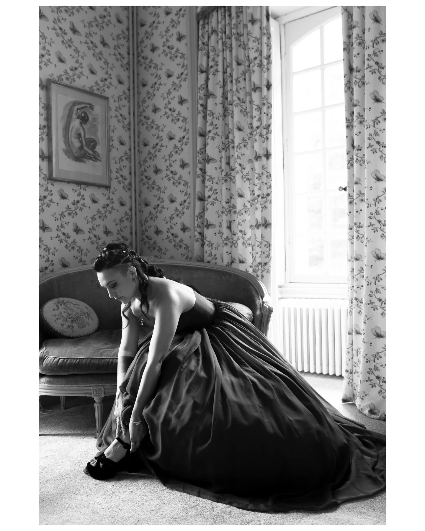 Eng
A getting-ready moment filled with authenticity, warm, simple, and surrounded only by people they genuinely trust. They chose to spend this day with close friends, including their makeup and hair artist who flew in from the US, a true collaborato