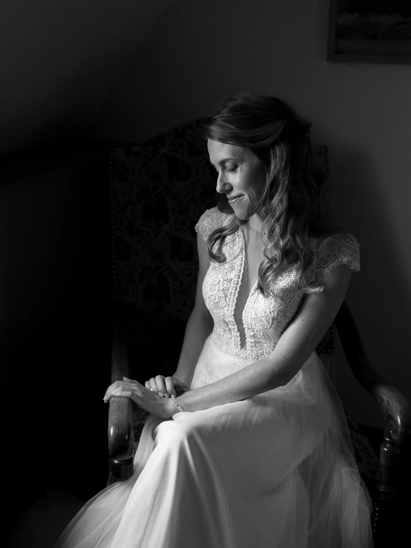 In the quiet glow of a bridal morning, everything feels suspended, a breath of grace before the day unfolds. A soft moment carved in light. 

Paris wedding photographer capturing refined moments, intimate celebrations and modern romantic stories for 