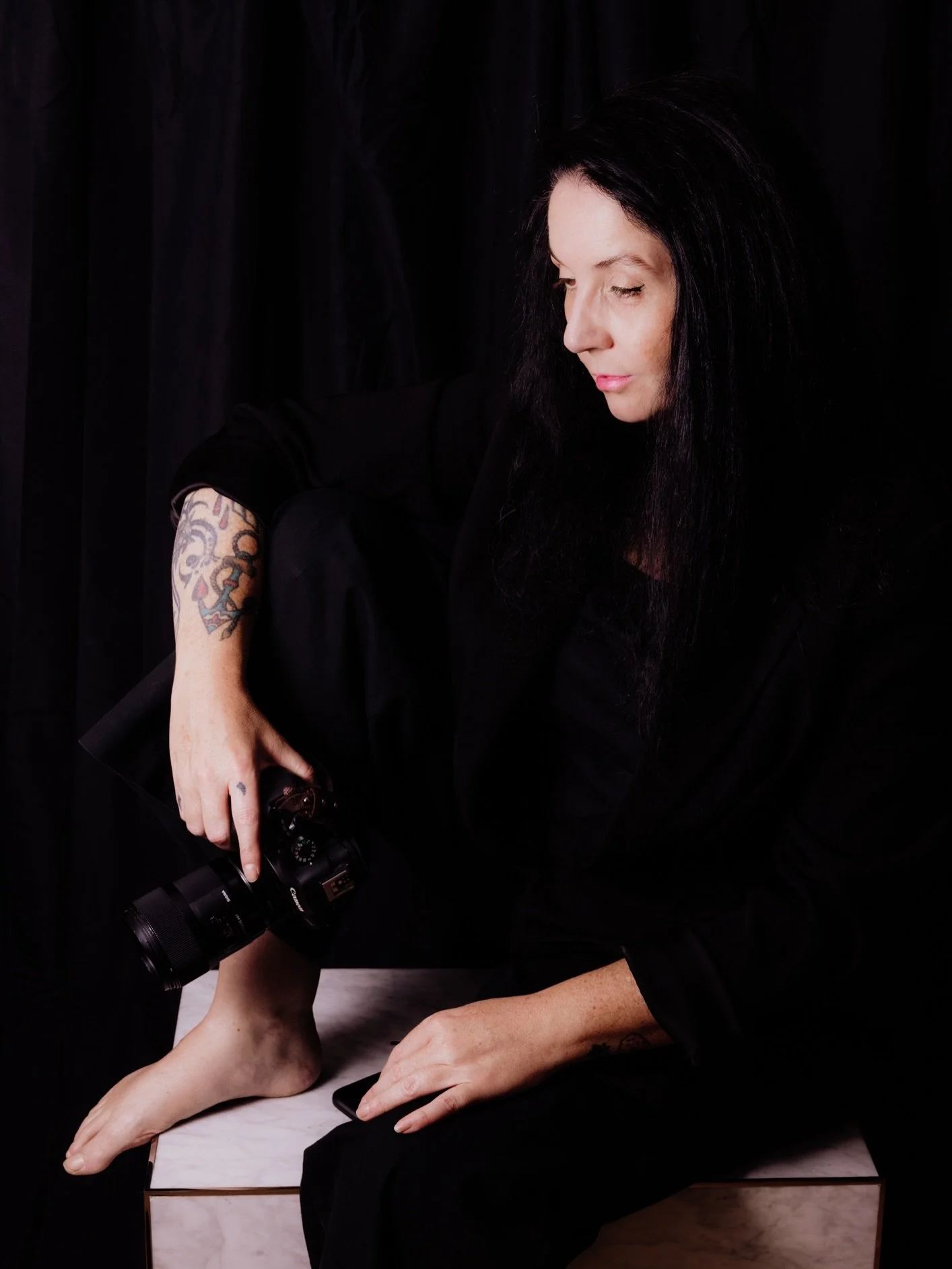 Bon, il est temps de faire les pr&eacute;sentations.
Et m&ecirc;me si je pr&eacute;f&egrave;re capturer la lumi&egrave;re plut&ocirc;t que m&rsquo;y exposer, si nos chemins doivent se croiser, autant ouvrir doucement la porte.

Je suis de celles qui 