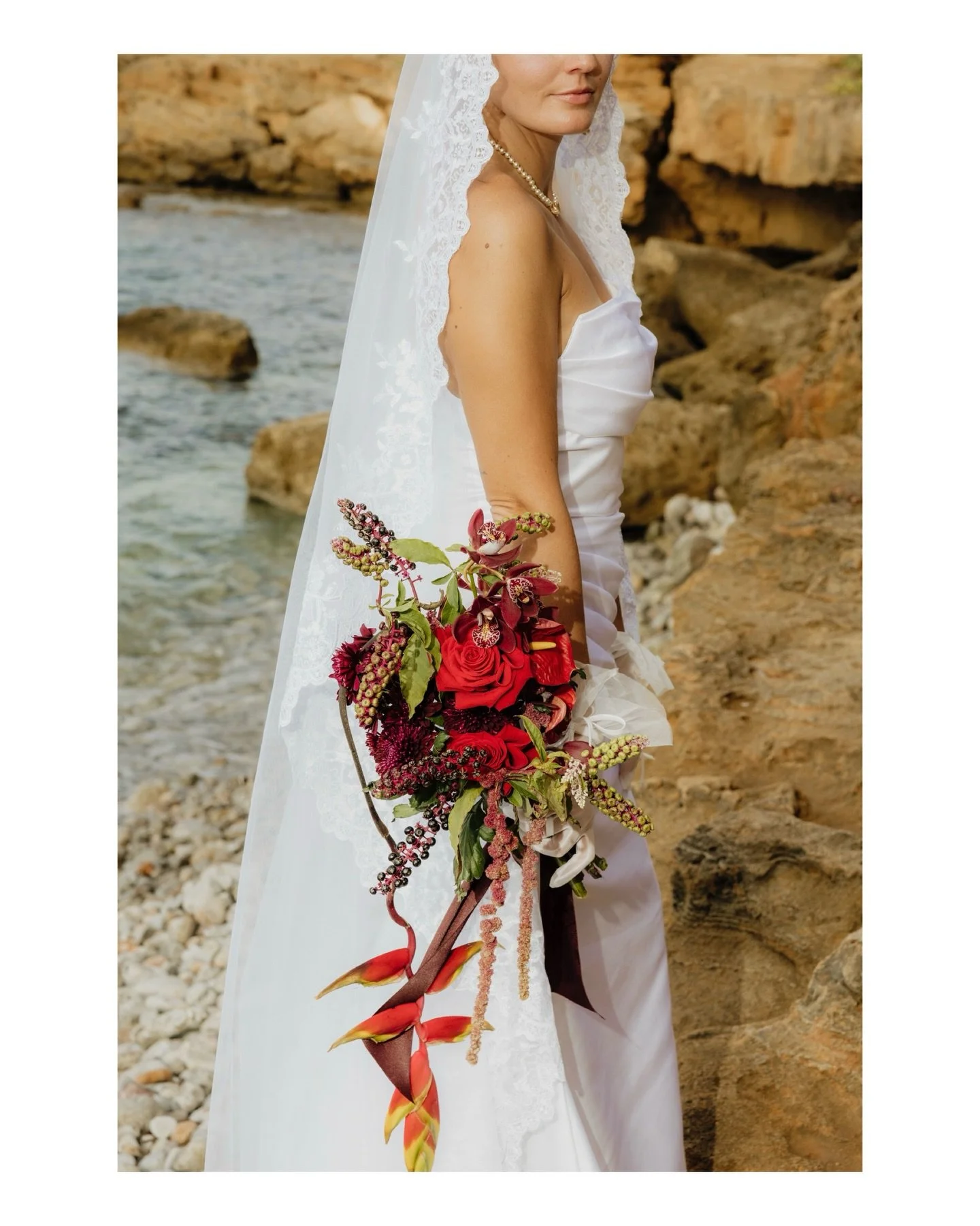 As the 2026 wedding season fills up, a few dates remain for Paris weddings, South of France weddings and destination weddings abroad. I document intimate celebrations with a loose editorial approach, focused on real emotions, honest moments and subtl