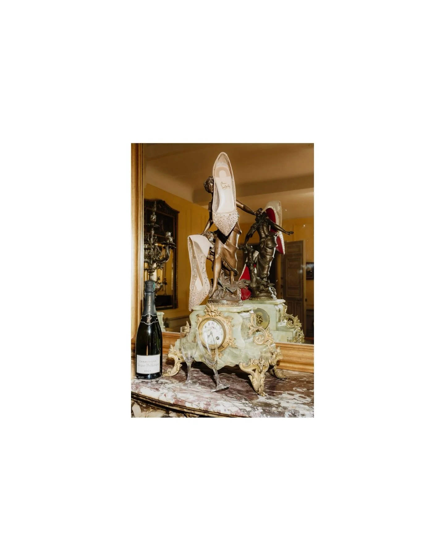 Wedding details tell the story before the vows are spoken.
At Domaine de Lamanon, in the heart of Provence, natural light moves across stone walls, soft fabrics and carefully chosen objects. Bridal shoes, a wedding dress, quiet moments before the day