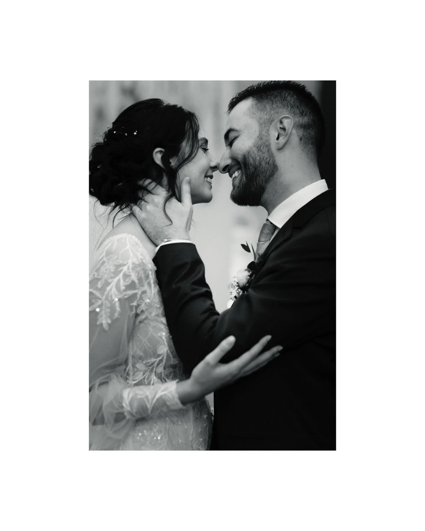 Winter weddings in Paris have a unique atmosphere.
Cold air, rain, and soft winter light create elegant, cinematic images filled with intimacy and emotion. Even in challenging weather, Paris reveals its most timeless side, perfect for couples seeking