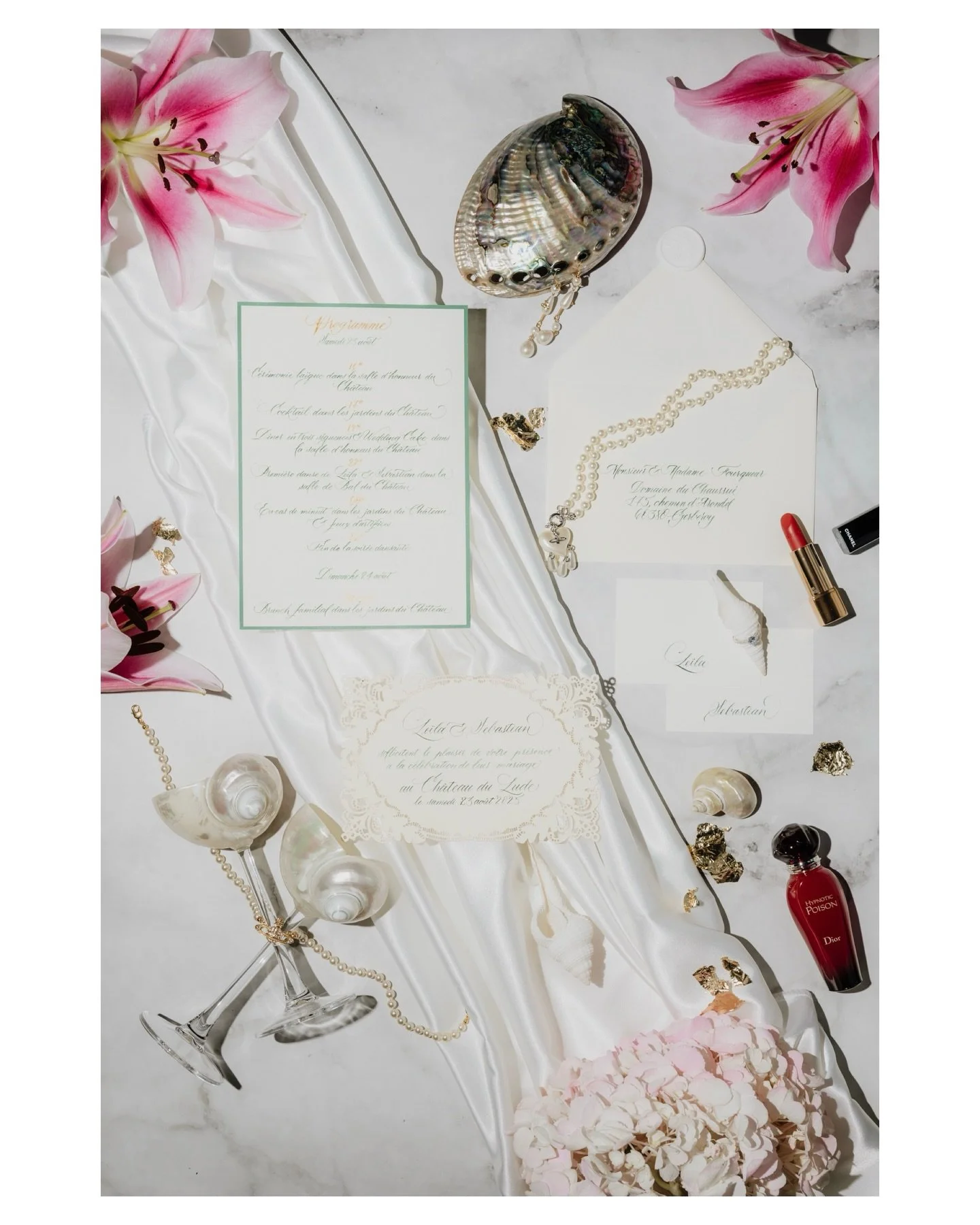 Les petits d&eacute;tails qui font la diff&eacute;rence.
Ceux que l&rsquo;on remarque &agrave; peine le jour J, mais qui deviennent essentiels quand il s&rsquo;agit de se souvenir. Regardez la finesse des d&eacute;tails, de la calligraphie au d&eacut