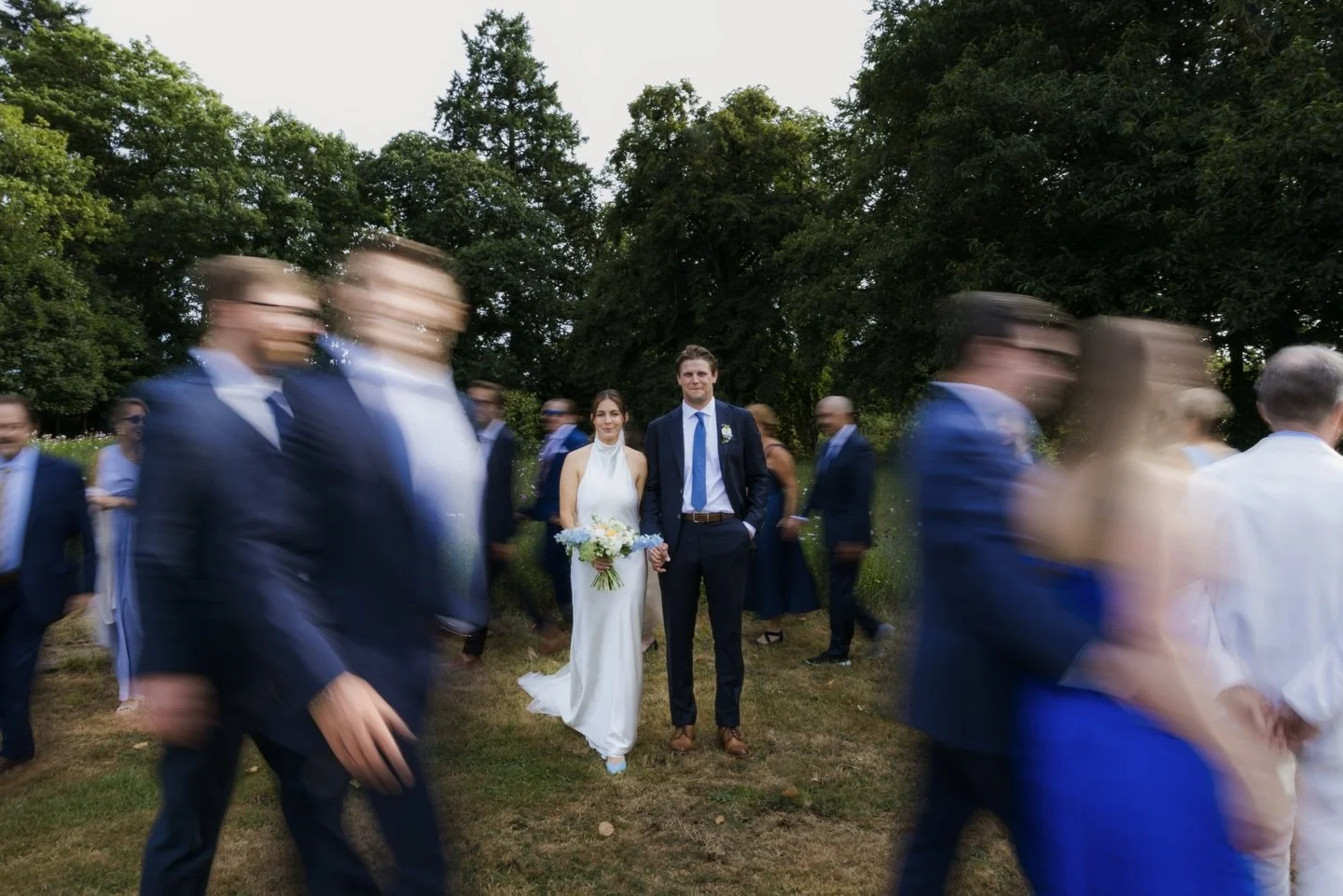 Intimate American weddings have a unique way of bringing the essentials back to the center. Few guests, deep emotions, time to truly look at one another, to breathe, to live each moment without filters or pressure. These are sincere celebrations wher