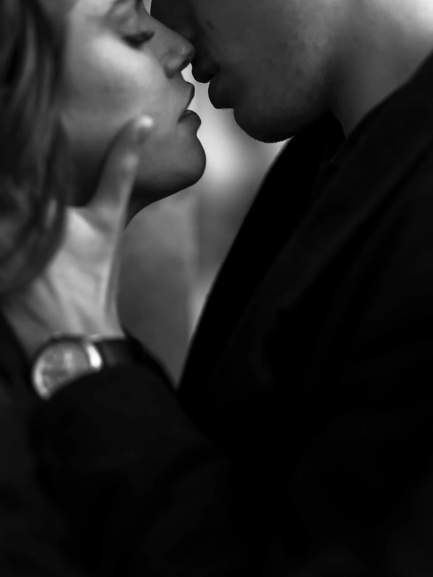 Where shadow meets light.

I&rsquo;m C&eacute;line, a Paris wedding and couple photographer.
I work with couples who value strong, elegant and embodied imagery, free from rigid posing and pre written narratives.
My approach is intuitive, editorial, l