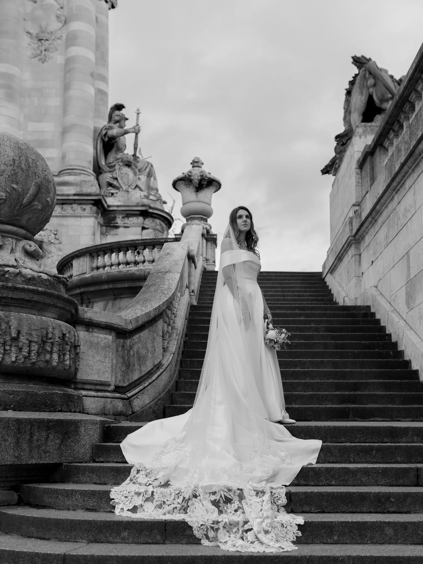 Paris is the perfect setting for intimate and meaningful love stories. An intimate wedding in Paris is about choosing what truly matters, the beauty of simple moments, and emotions that feel real and lasting. Between stone, soft light, and quiet paus