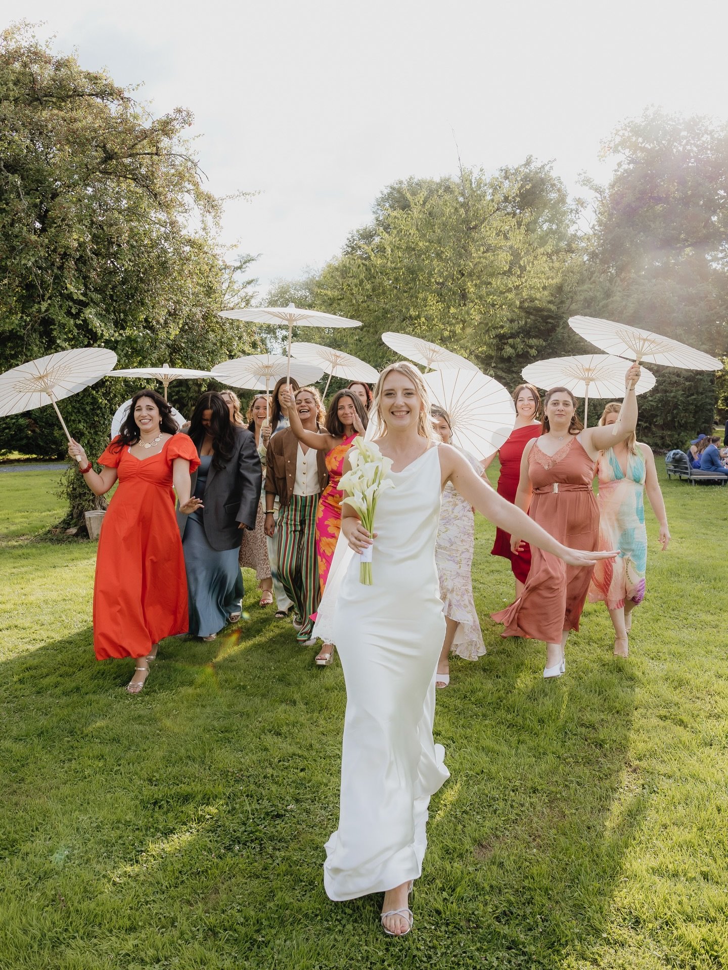 On continue sur les photos de groupe. Ici, on choisit de contourner les traditions pour cr&eacute;er des images vivantes, modernes et pleines de mouvement, o&ugrave; l&rsquo;&eacute;nergie du jour l&rsquo;emporte sur les poses fig&eacute;es.

On n&rs