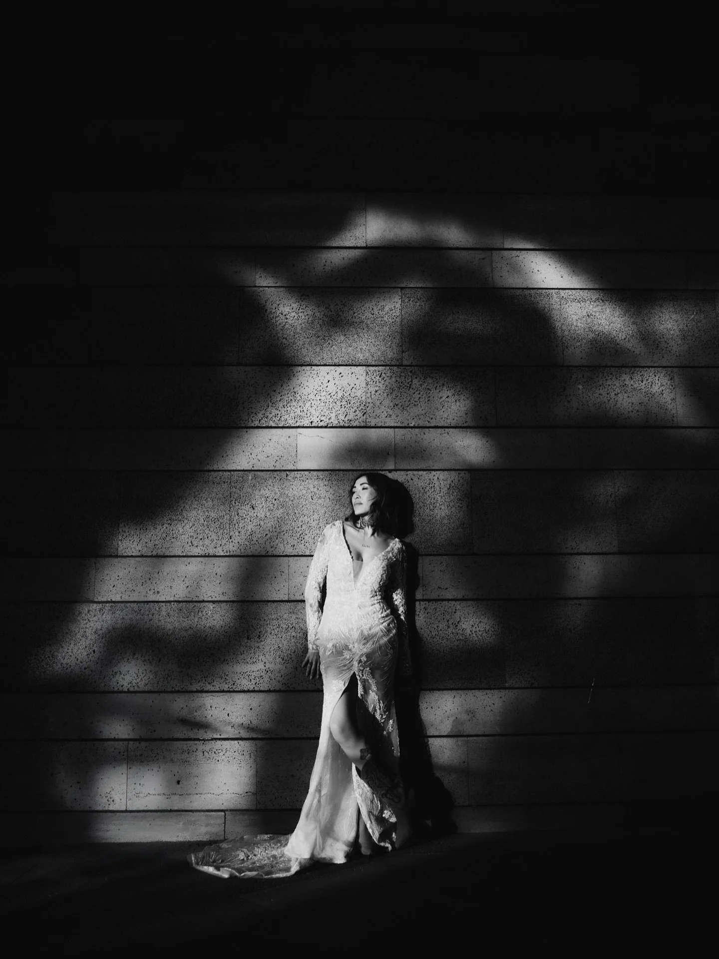 Entre moment vol&eacute; et image &eacute;ditoriale.

Une lumi&egrave;re qui traverse le mur, un silence, une &eacute;motion brute.
Quelques secondes suffisent pour qu&rsquo;une sc&egrave;ne devienne presque cin&eacute;matographique.

J&rsquo;aime ce