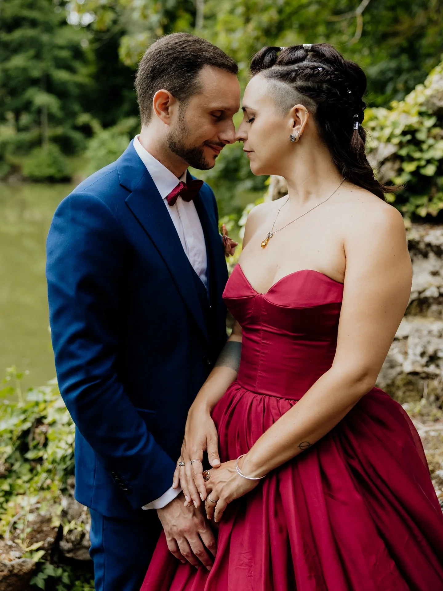 Inspired by Rock&rsquo;n&rsquo;Roll Bride. Because editorial and rock can absolutely live together.

A wedding can be elegant, cinematic, and still carry real attitude.
A look, a presence, a way of being together that tells something deeply personal.