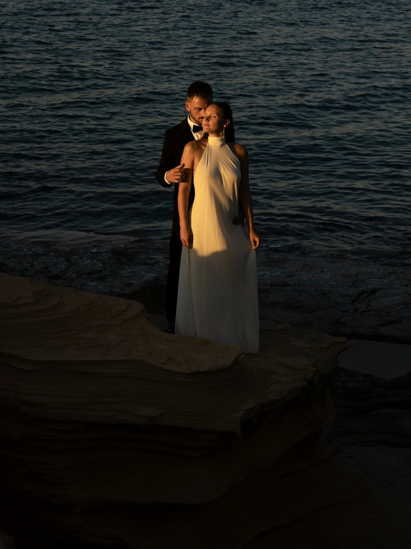 La photog&eacute;nie n&rsquo;existe pas vraiment.
C&rsquo;est une illusion, un mot qu&rsquo;on utilise quand on ne s&rsquo;est jamais senti regard&eacute; avec justesse.

Je vous accompagne, je vous guide, avec douceur et pr&eacute;cision, pour passe