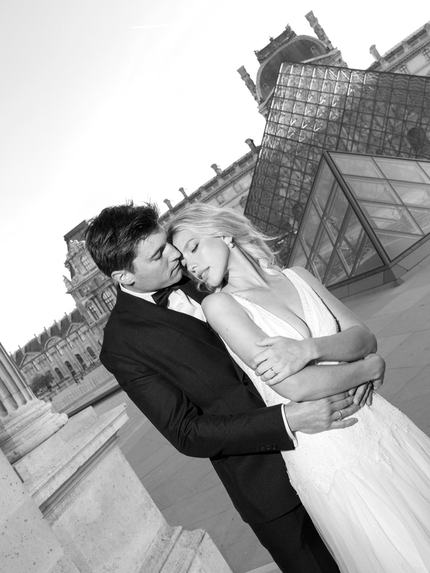 Flash pour sculpter.
Lumi&egrave;re ambiante pour r&eacute;v&eacute;ler.

J&rsquo;aime cr&eacute;er des images &eacute;ditoriales au flash, plus fortes, plus assum&eacute;es, presque fashion.
Mais je sais aussi le poser, quand la lumi&egrave;re est d