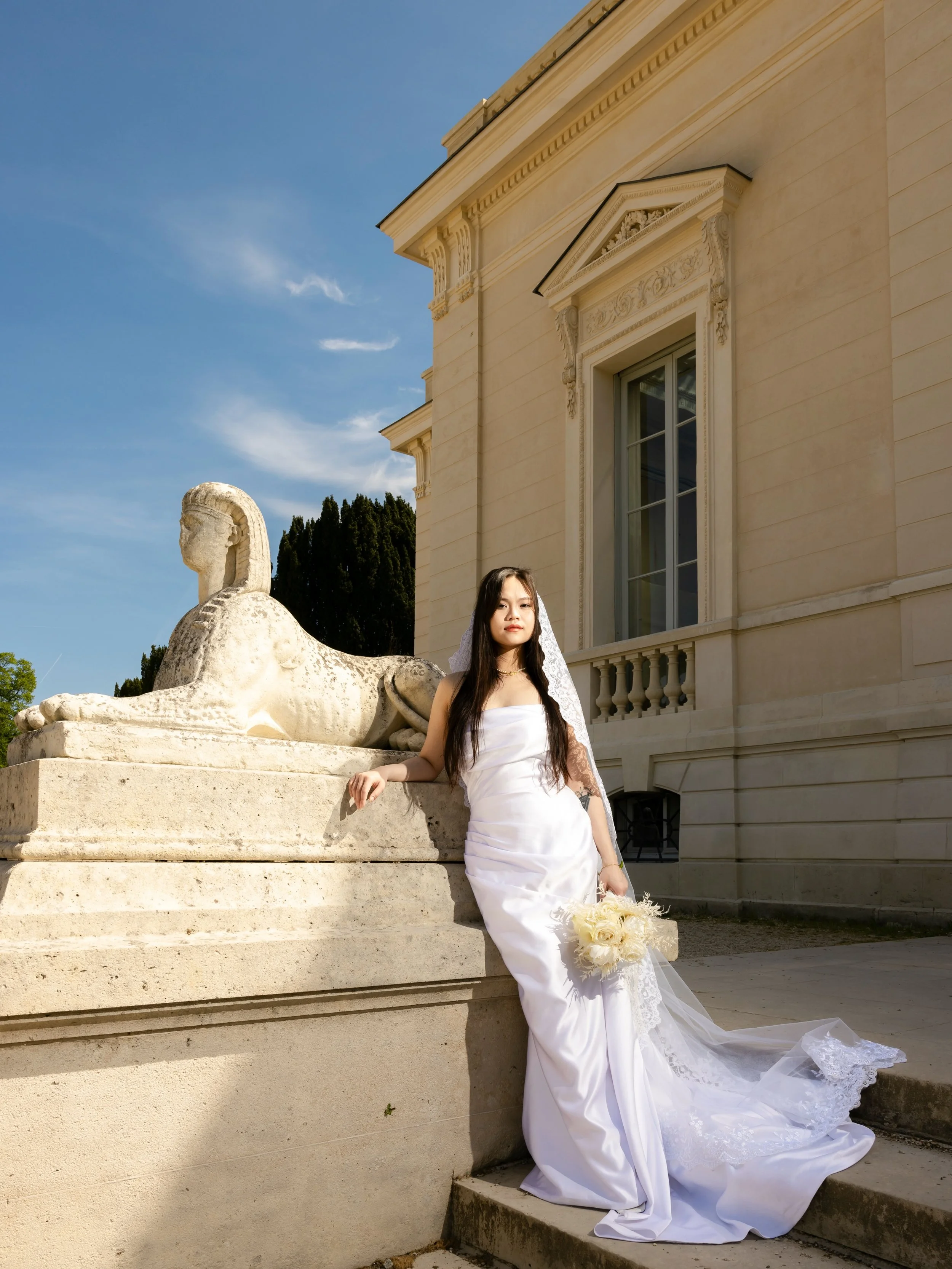 A Paris elopement can be intimate without ever feeling small.

It can unfold slowly, away from the crowds, surrounded by remarkable architecture, hidden gardens and the kind of light that turns a quiet moment into an editorial frame.

There is someth