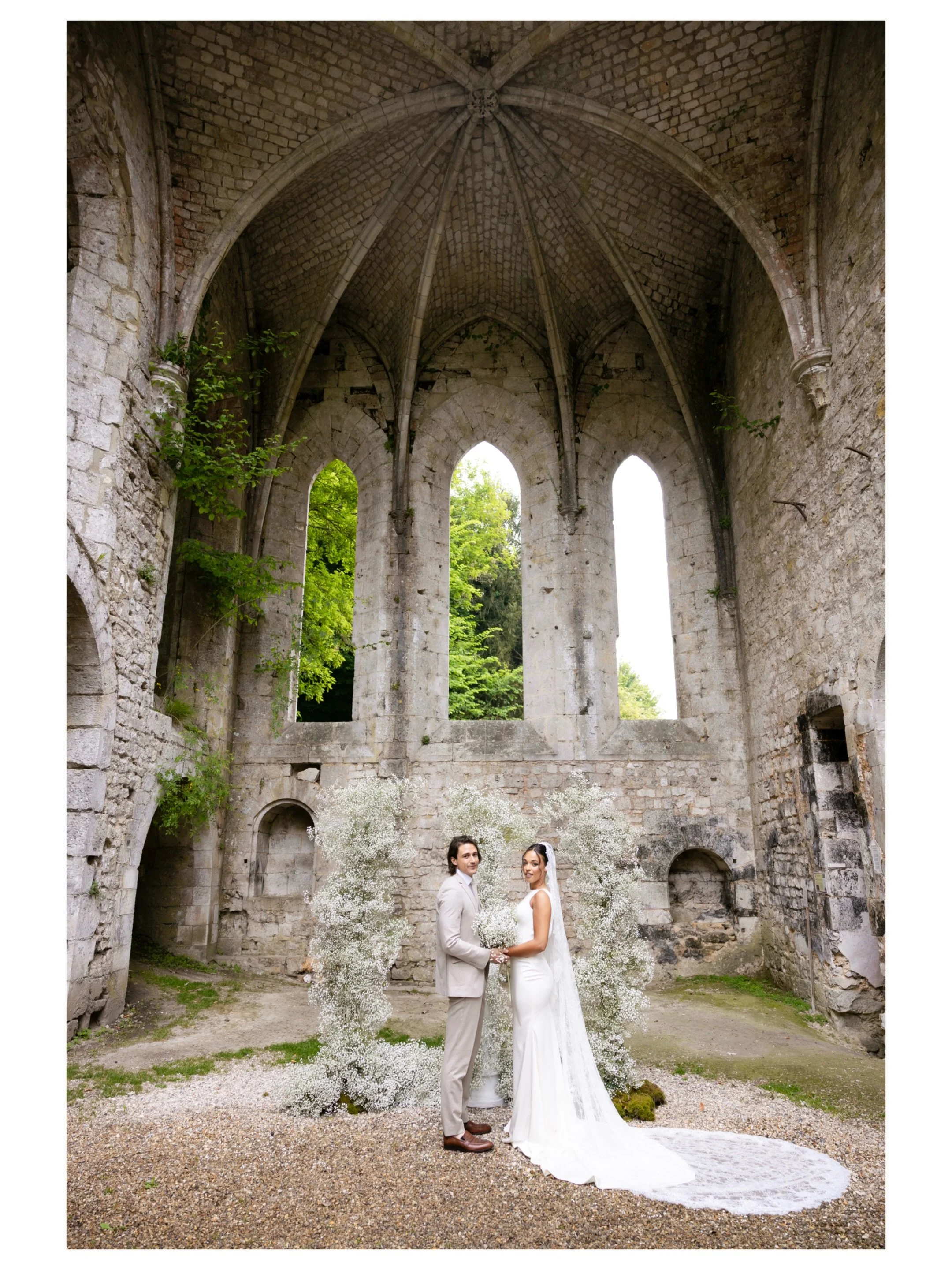 AXIS.

Where architecture, fashion and florals meet.

Built around contrasts, AXIS brings together the raw beauty of historic stone, the softness of clouds of gypsophila and a modern, editorial approach to bridal imagery.

Every element was created w