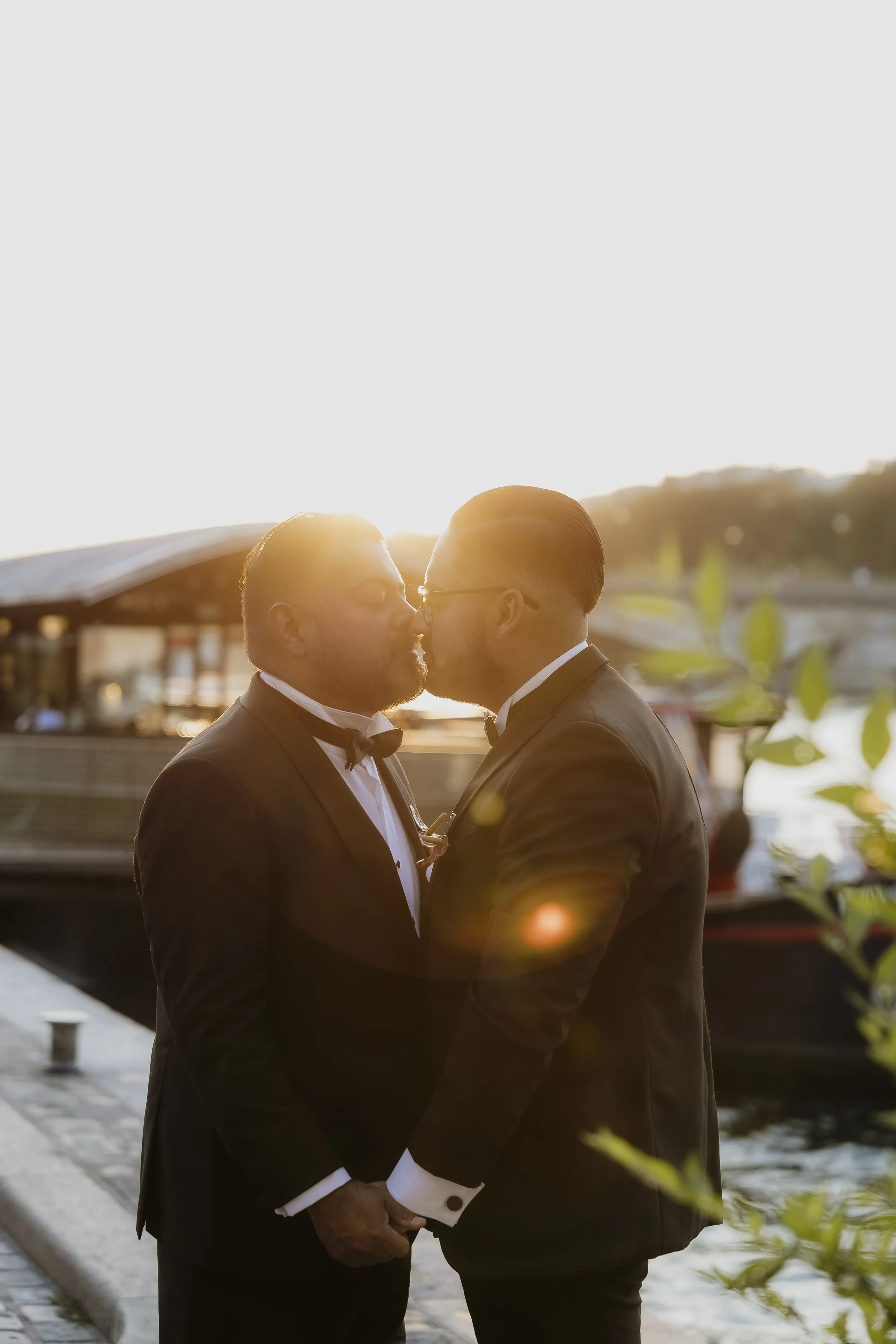 Loose editorial wedding photographer in paris