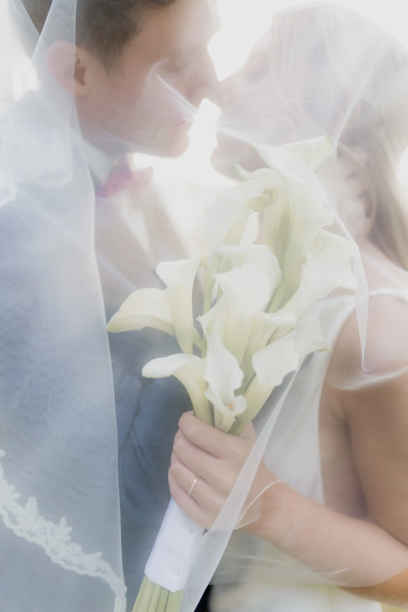 Loose editorial wedding photographer in paris