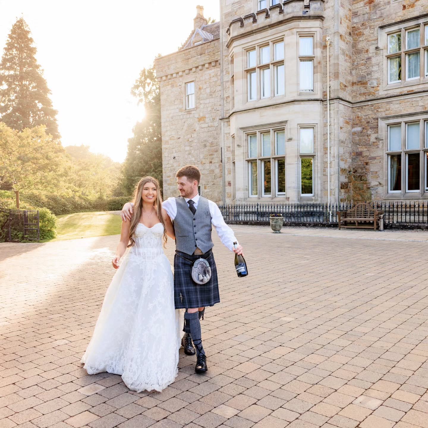 Luana &amp; Steven 🥰 They travelled all the way from America to say &ldquo;I do&rdquo; in an iconic Scottish church followed by a reception in the most beautiful Scottish castle&hellip; and what a day it was.
A bridal party of 20, the most incredibl