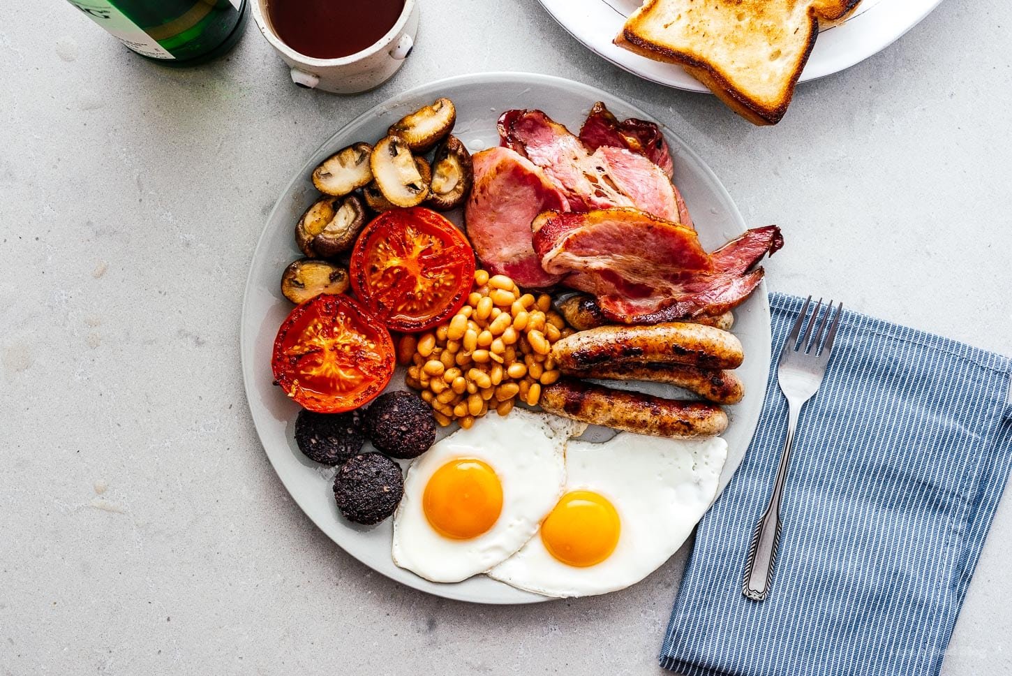 Идти завтракать на английском. Английский завтрак Шоколадница. Завтрак вид сверху. Британский завтрак. Английский завтрак сверху.