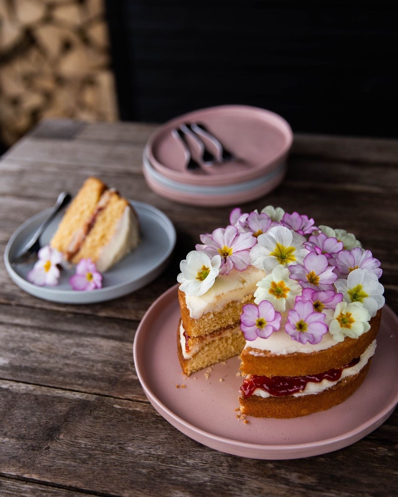 I&rsquo;ve long been a fan of edible flowers and have been known to sneak them into everything possible &ndash; from cakes and ice cubes to salads and ice cream! There is so much in bloom at this time of year that is edible and it&rsquo;s such a love