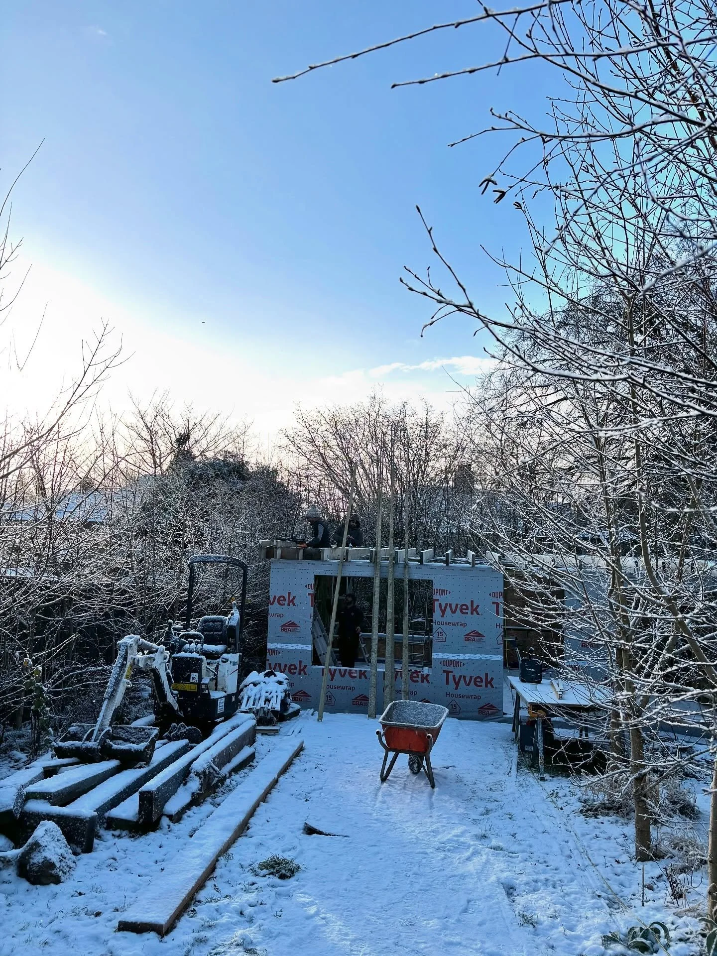 Awesome progress on our garden office today even in the snow! ❄️ @npgls