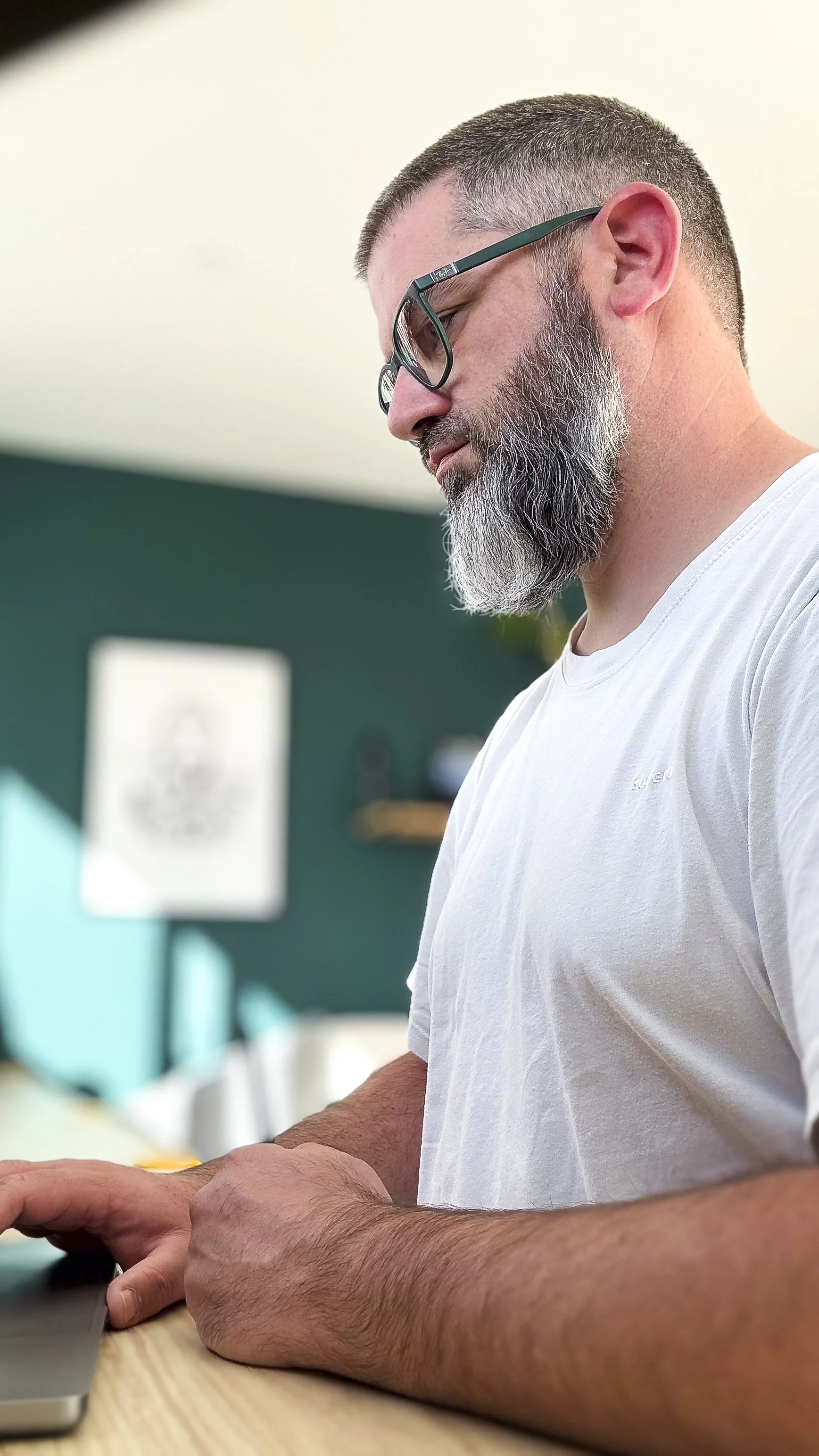 Graphiste freelance à Caen : créer une identité visuelle claire et une expérience utile