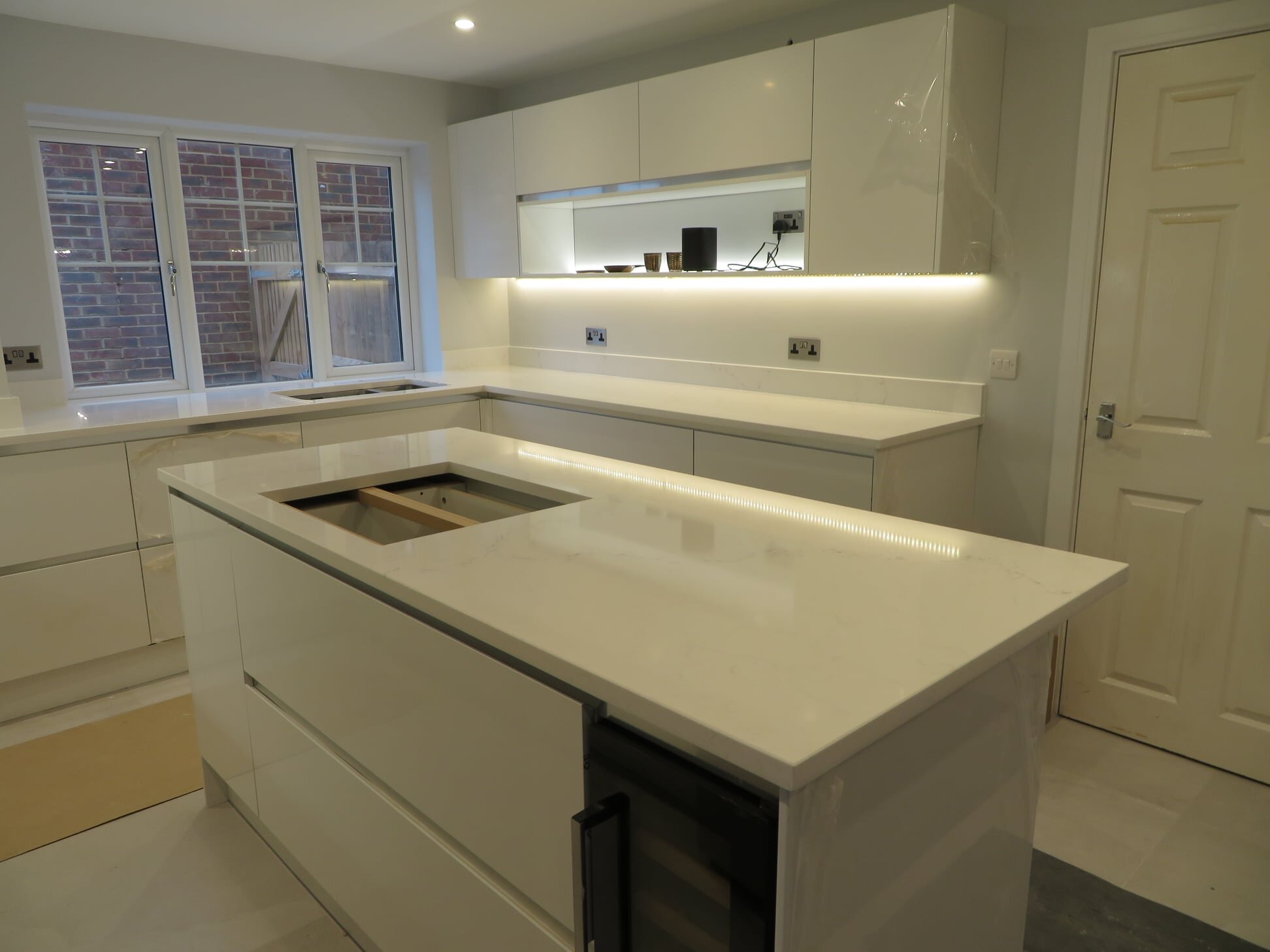 Unistone_Carrara_Misterio_quartz_worktops_guildford_surrey_001.jpeg