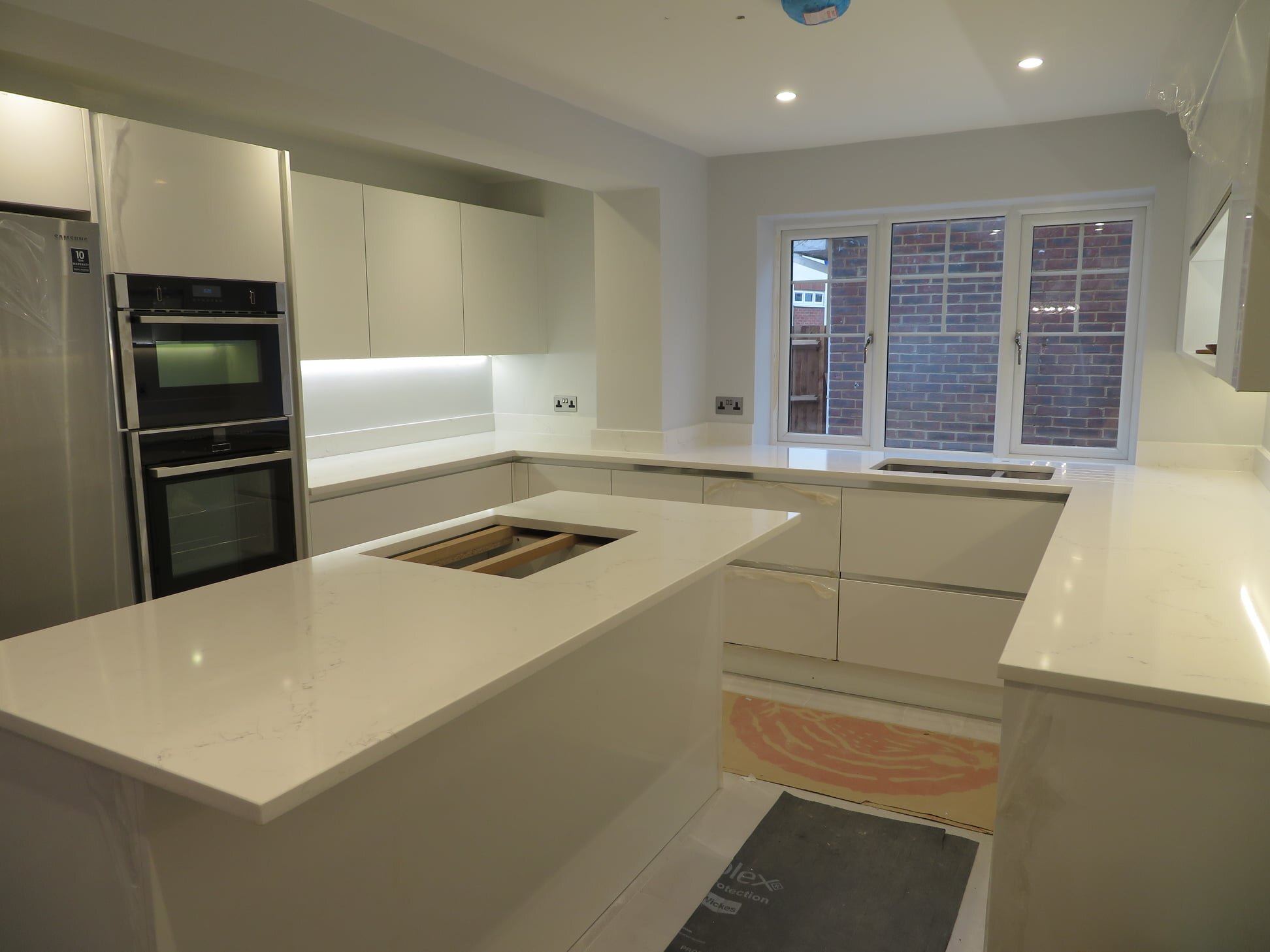 Unistone_Carrara_Misterio_quartz_worktops_guildford_surrey_002.jpeg