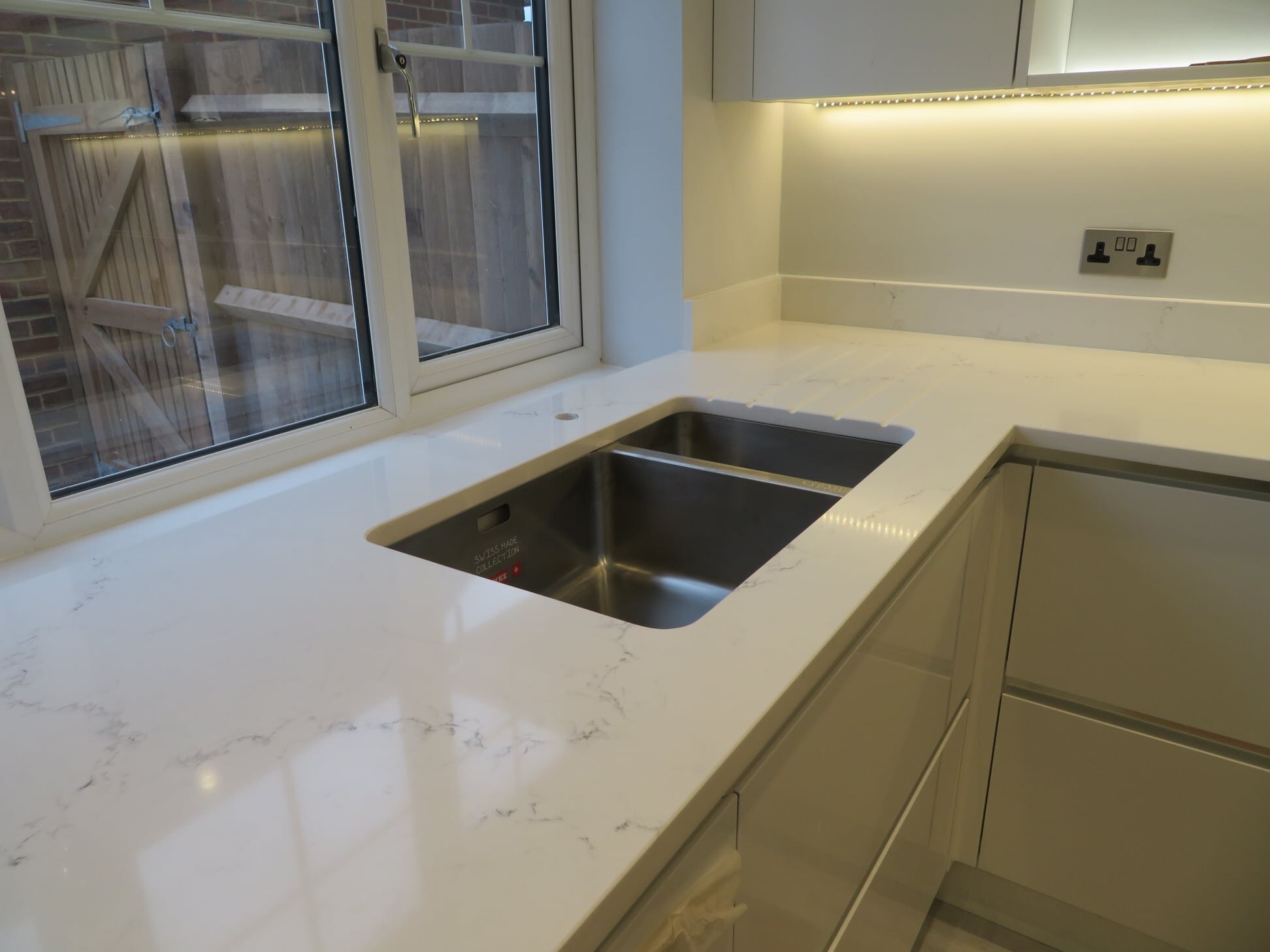 Unistone_Carrara_Misterio_quartz_worktops_guildford_surrey_003.jpeg