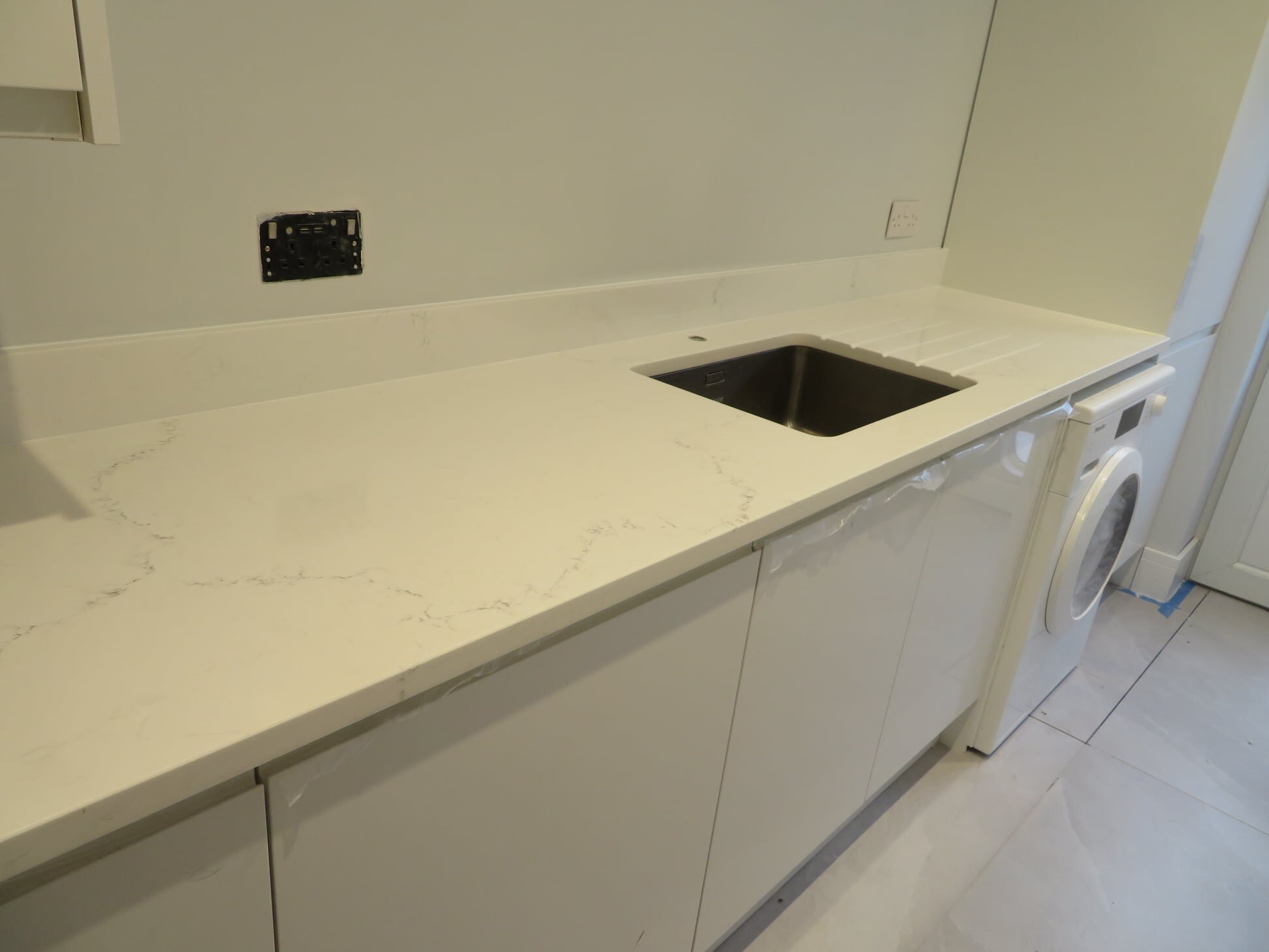 Unistone_Carrara_Misterio_quartz_worktops_guildford_surrey_005.jpeg