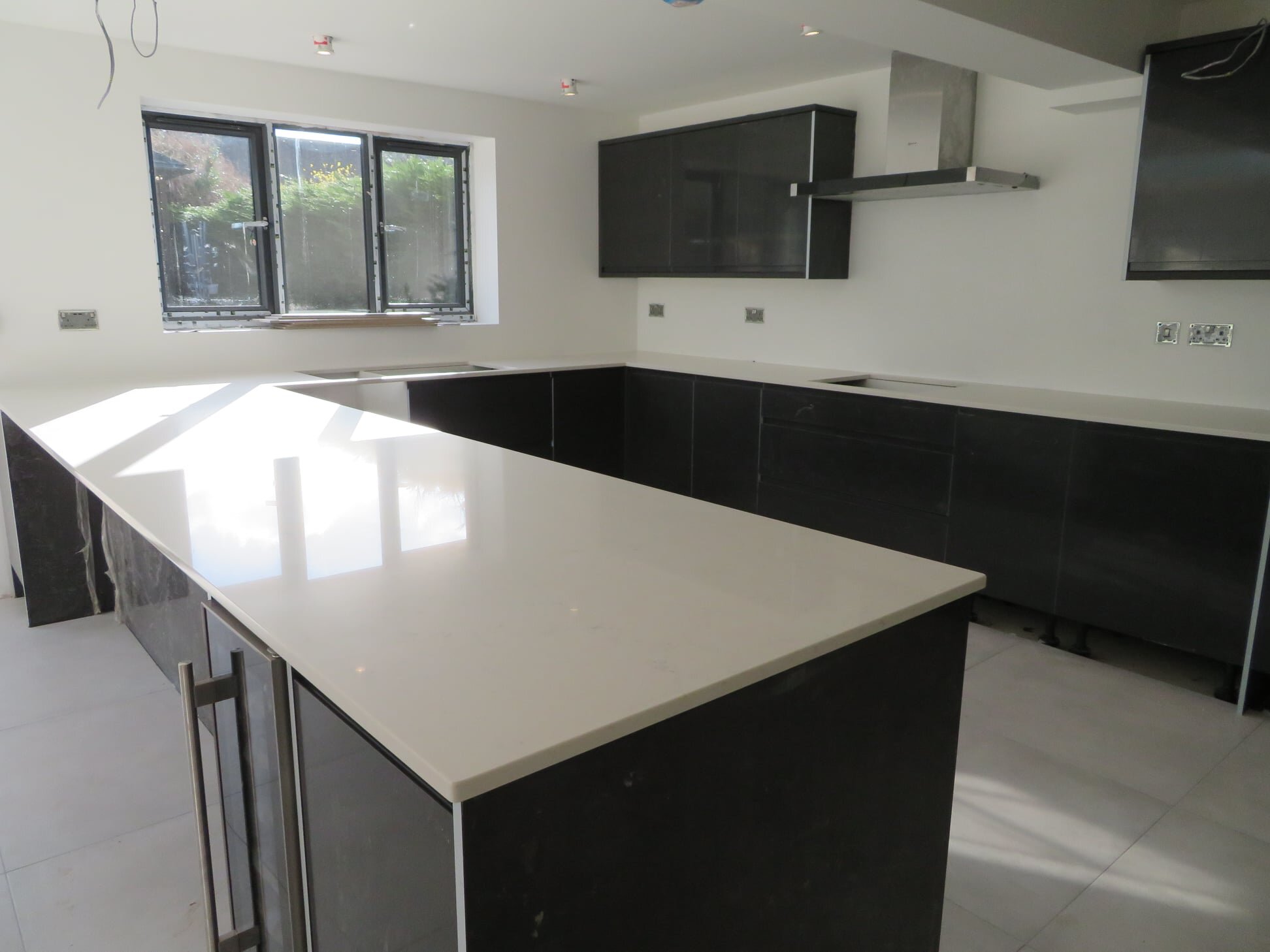 Carrara_Quartz_Worktops_Peninsula_Guildford_Surrey_001.jpeg