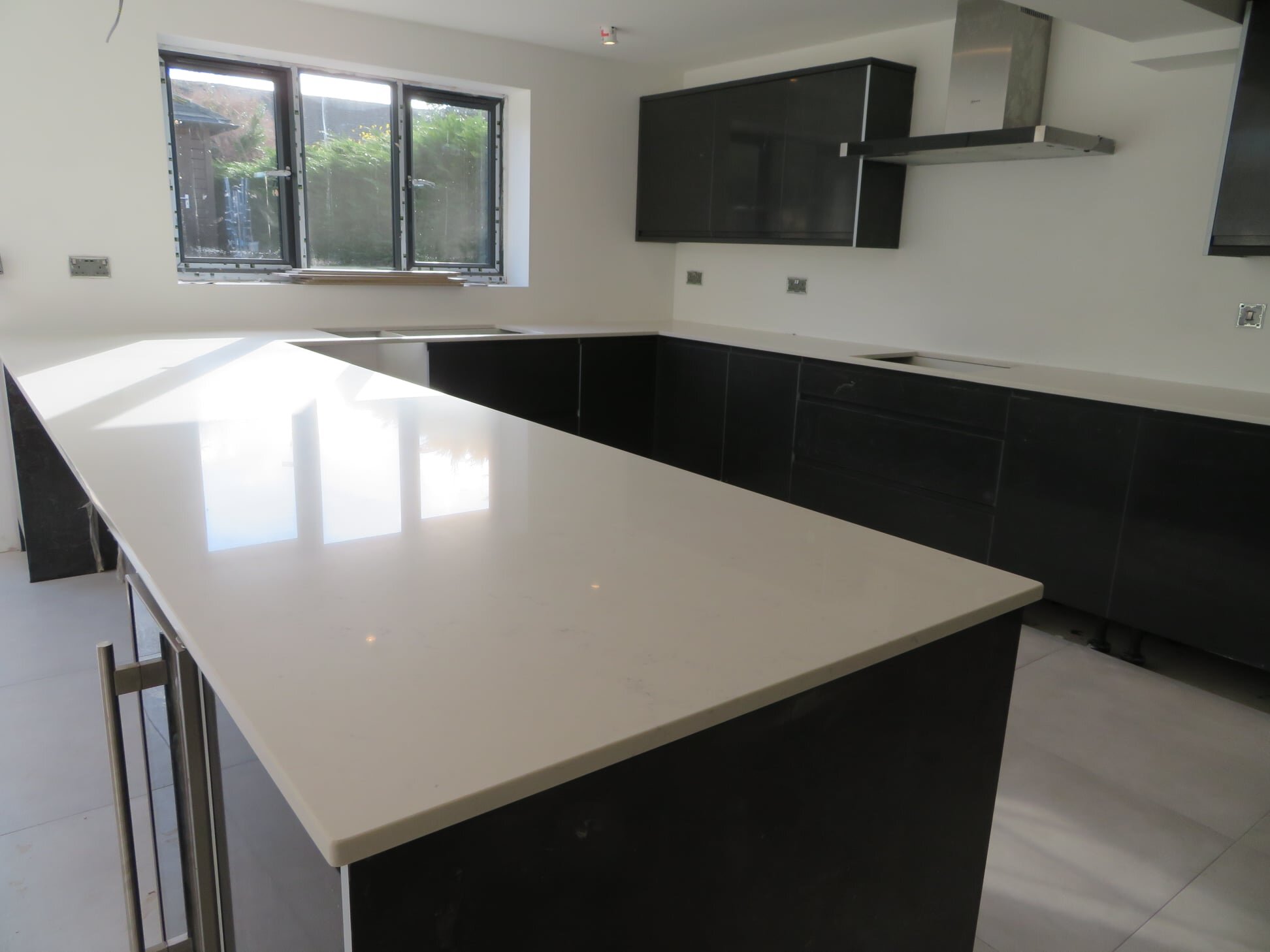 Carrara_Quartz_Worktops_Peninsula_Guildford_Surrey_004.jpeg