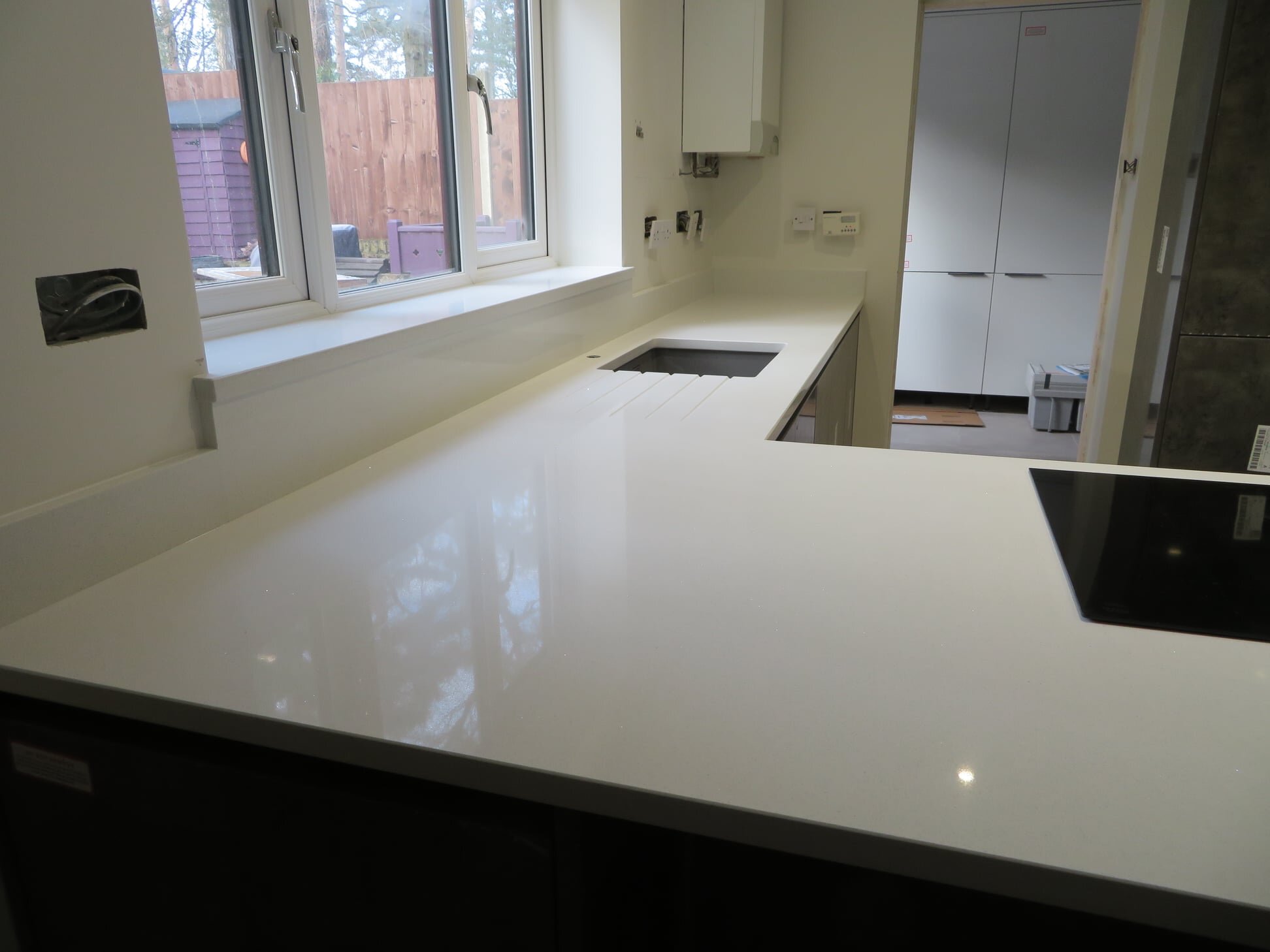 White_Shimmer_Quartz_Worktops_Peninsular_Lightwater_Surrey_04.jpeg