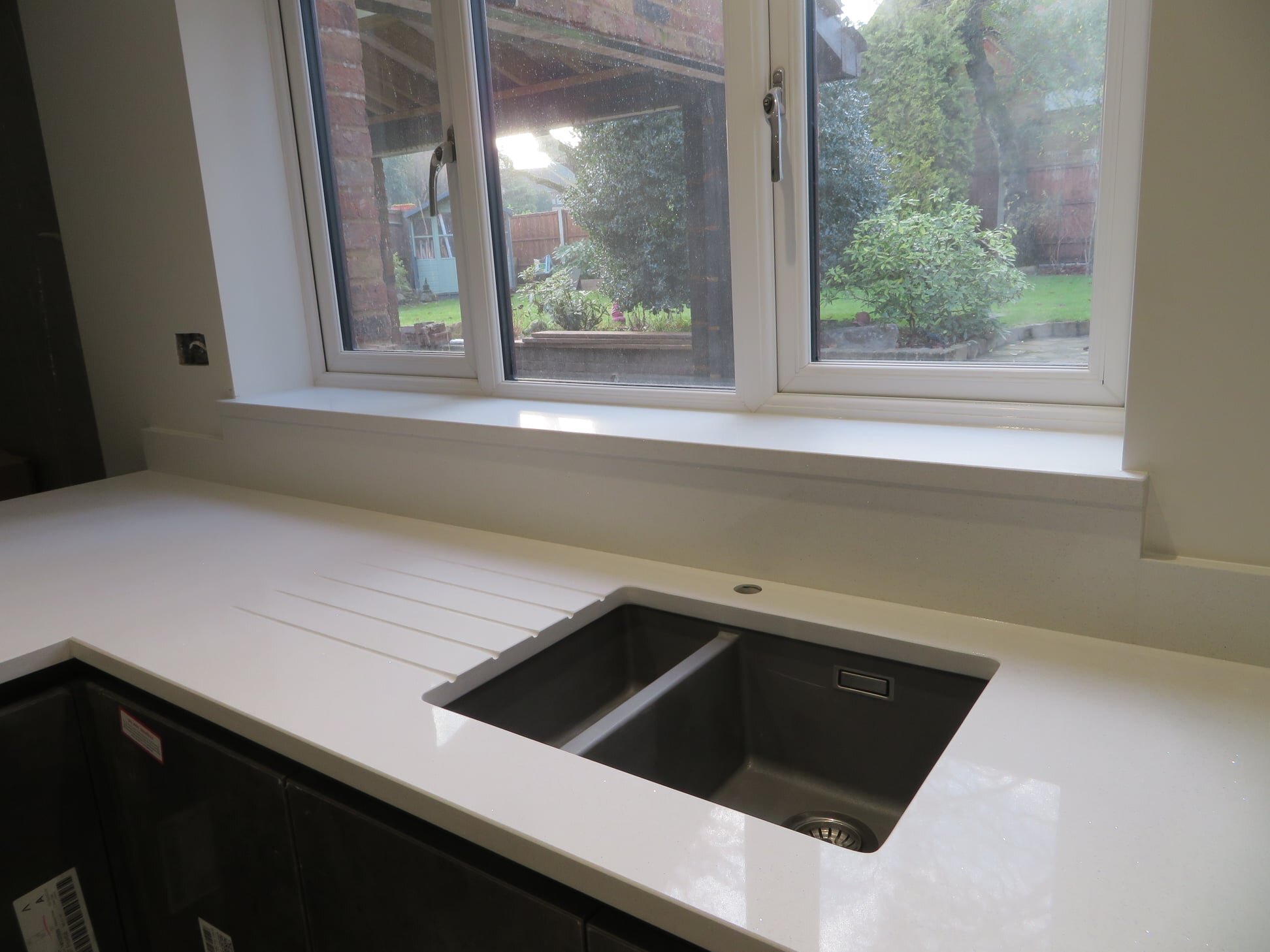 White_Shimmer_Quartz_Worktops_Peninsular_Lightwater_Surrey_05.jpeg