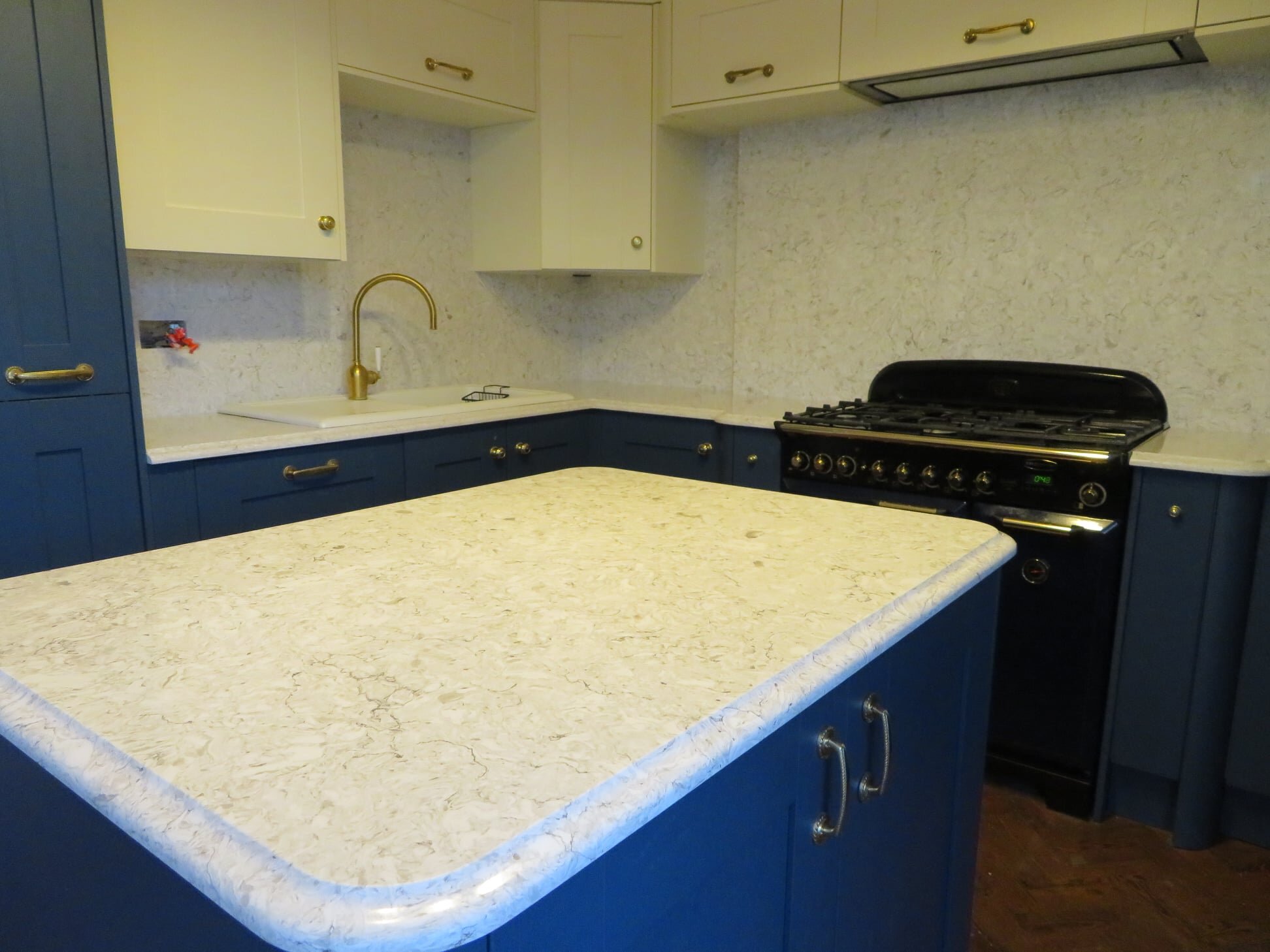 Monte_Bianco_quartz_backsplash_02.jpeg