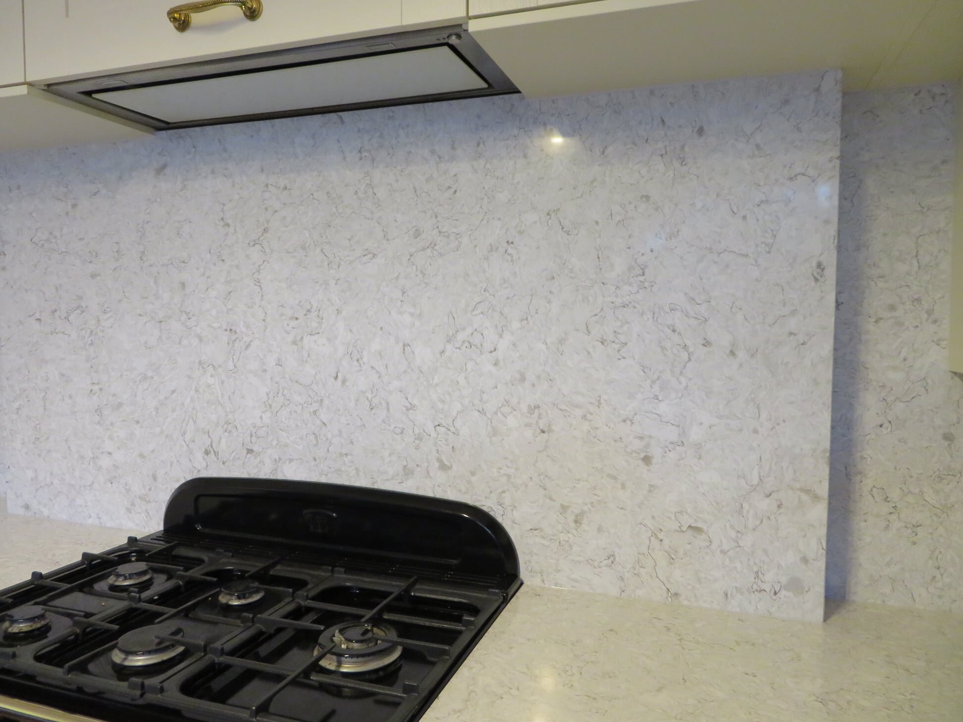 Monte_Bianco_quartz_backsplash_04.jpeg