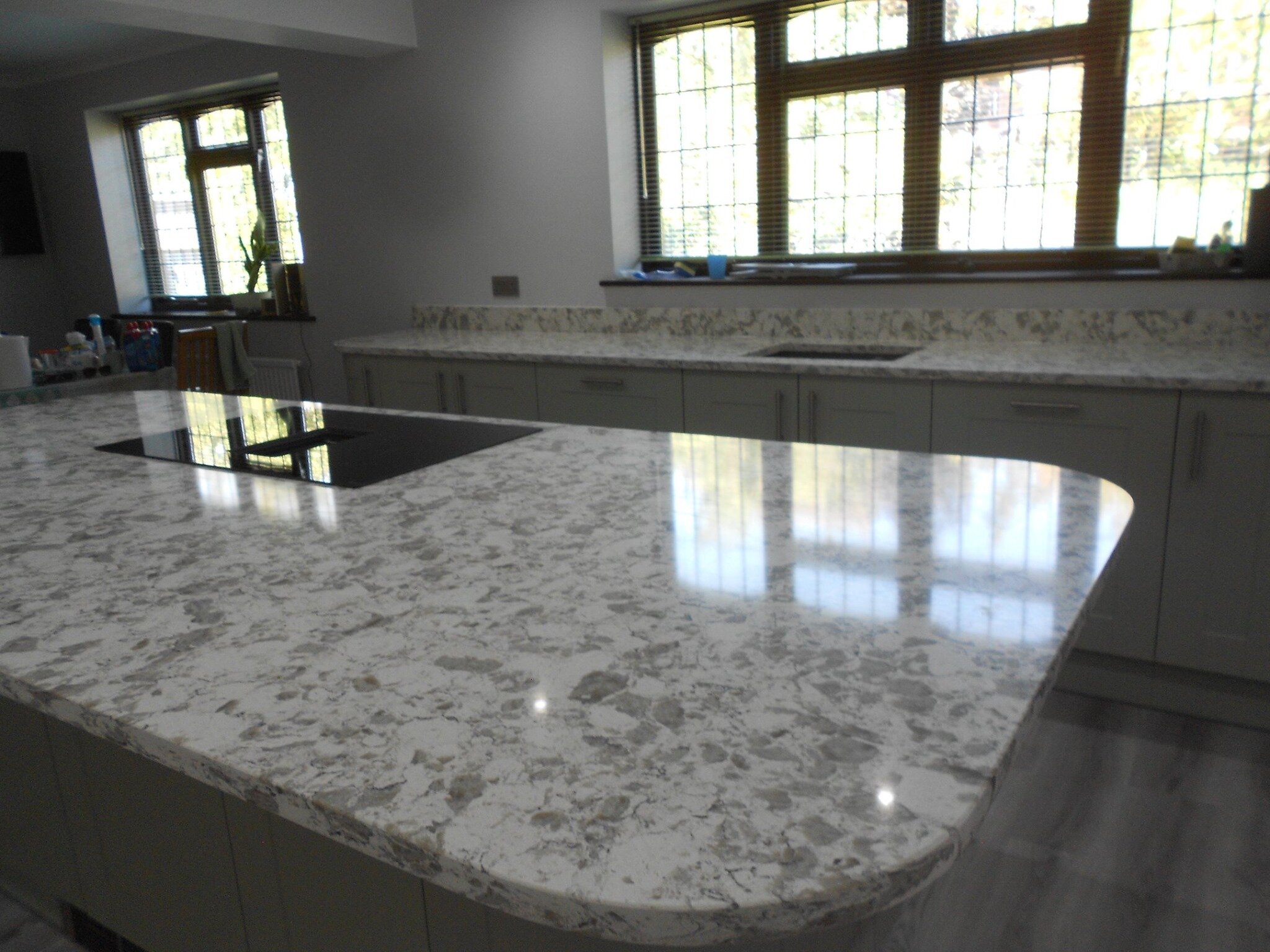 Unistone_Alaska_White_Quartz_Worktops_02.jpeg