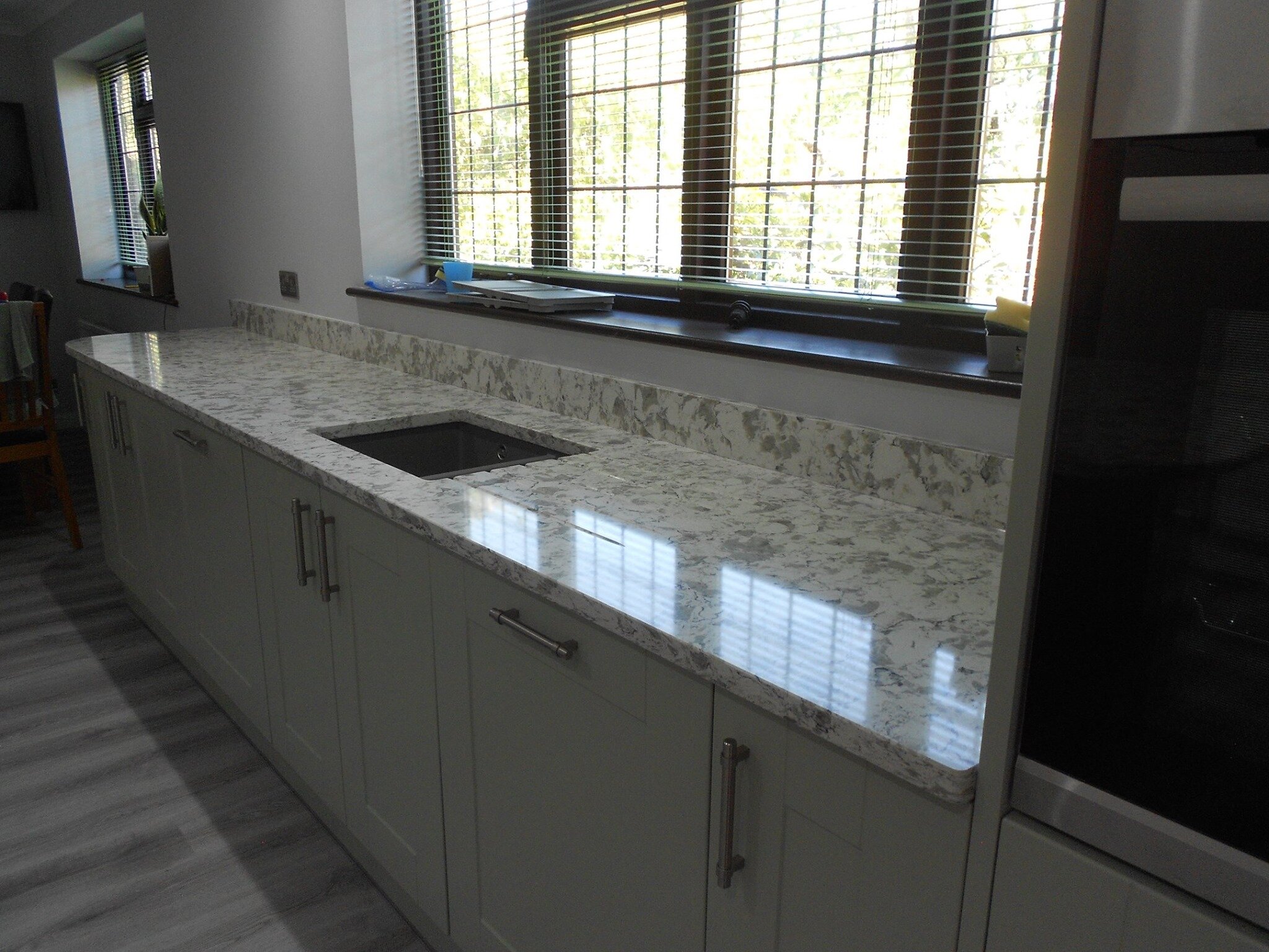 Unistone_Alaska_White_Quartz_Worktops_03.jpeg