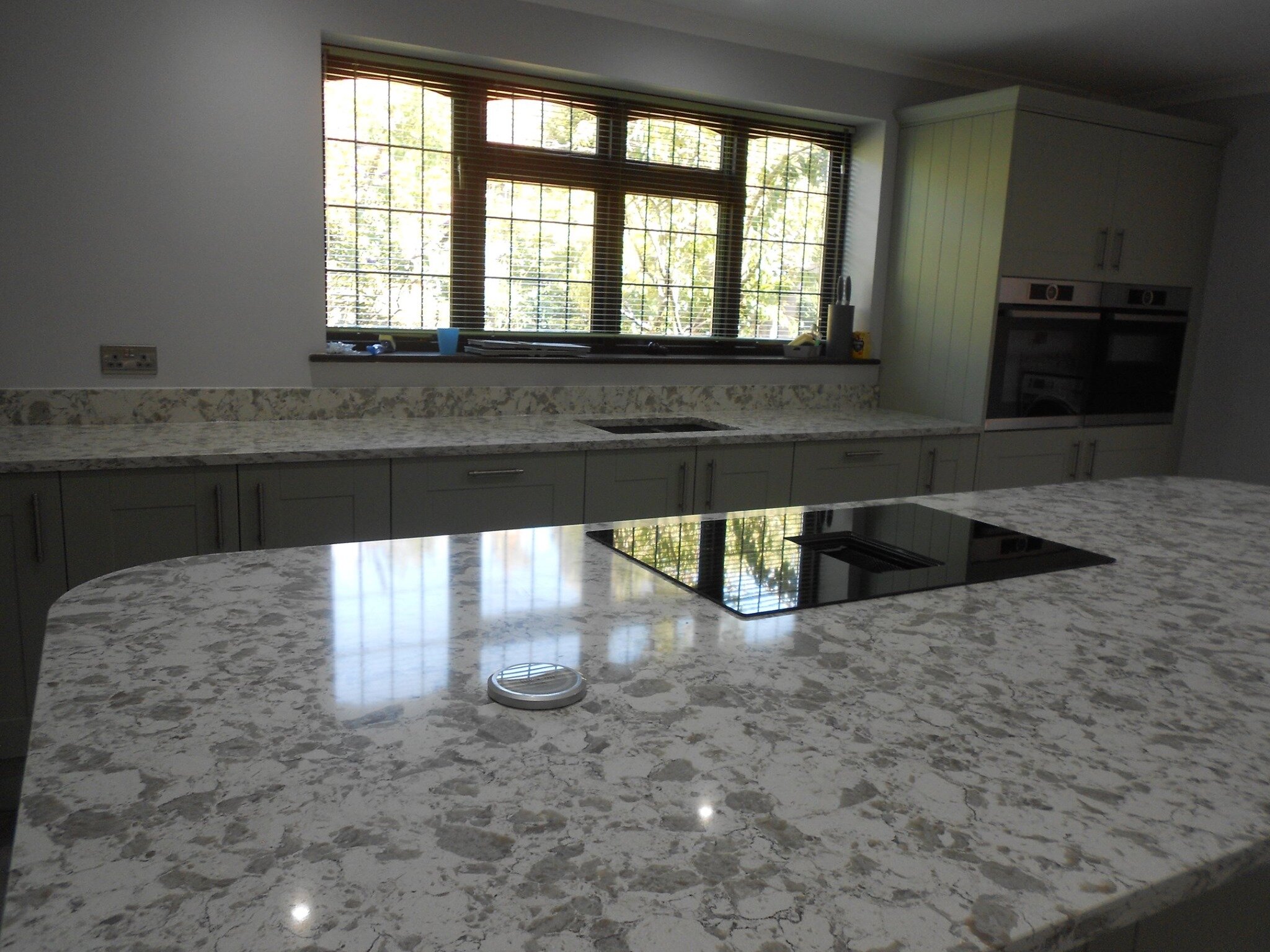 Unistone_Alaska_White_Quartz_Worktops_04.jpeg