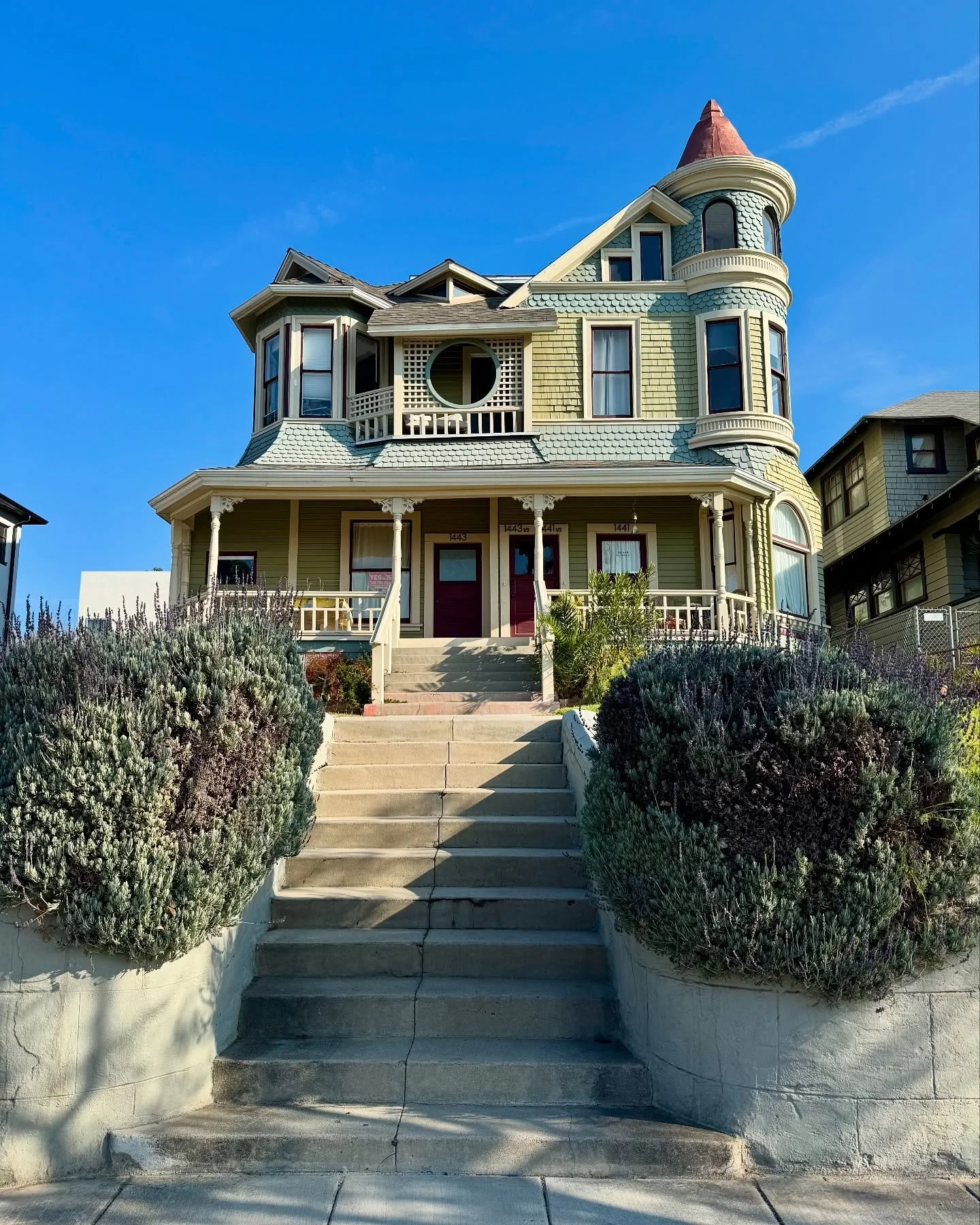 Way overdue for this lovely walk through the historic Angelino Heights neighborhood in L.A. known for its stunning examples of Victorian architecture. Can you spot the Thriller house? 🧟&zwj;♂️