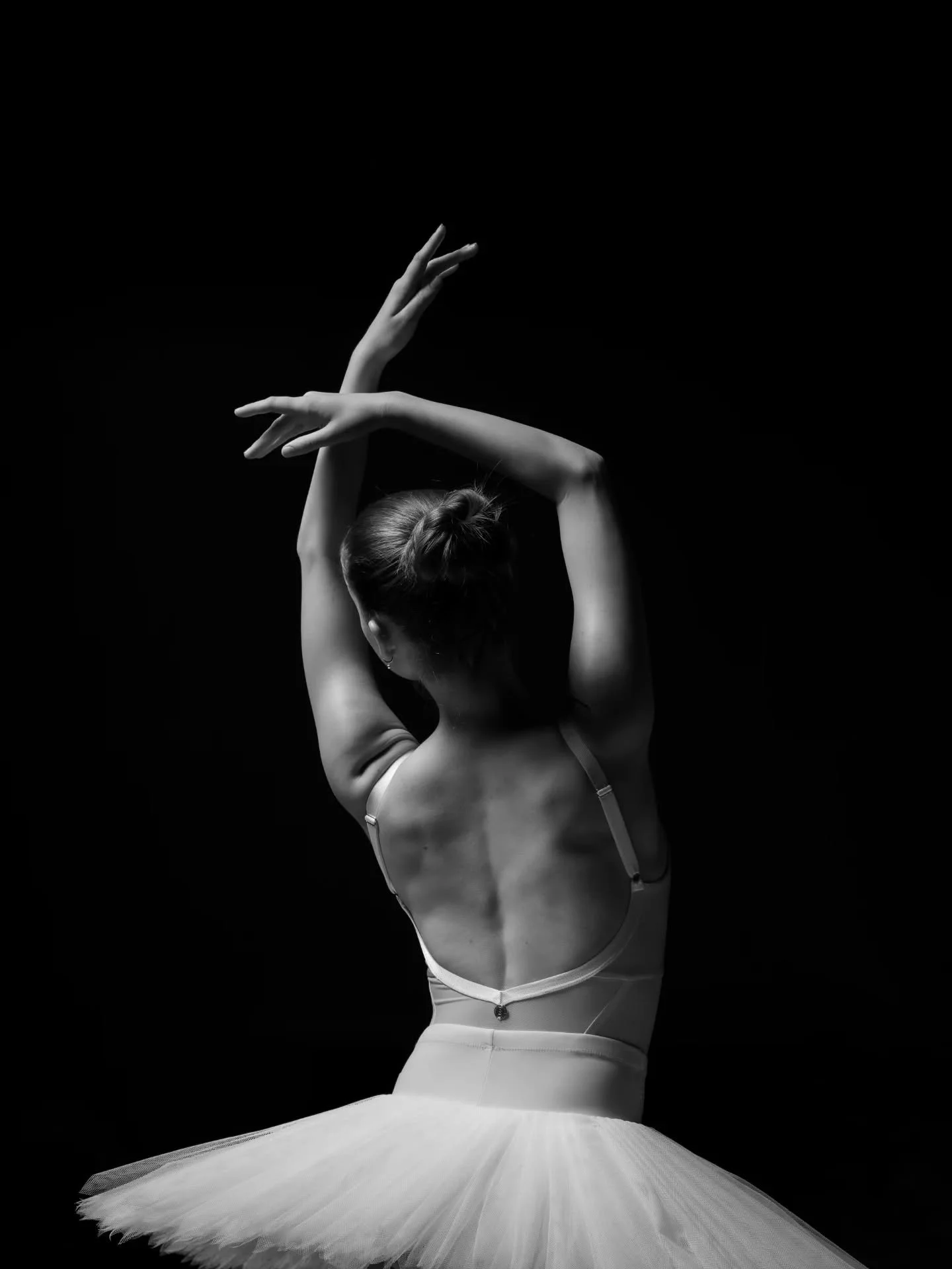 Gotta love a good back photo! With @helenascuderi_ballet
Which team are you black and white or colour?

#ballet #ballerina #dance #dancer #balletphotography #dancephotography #bwphotography