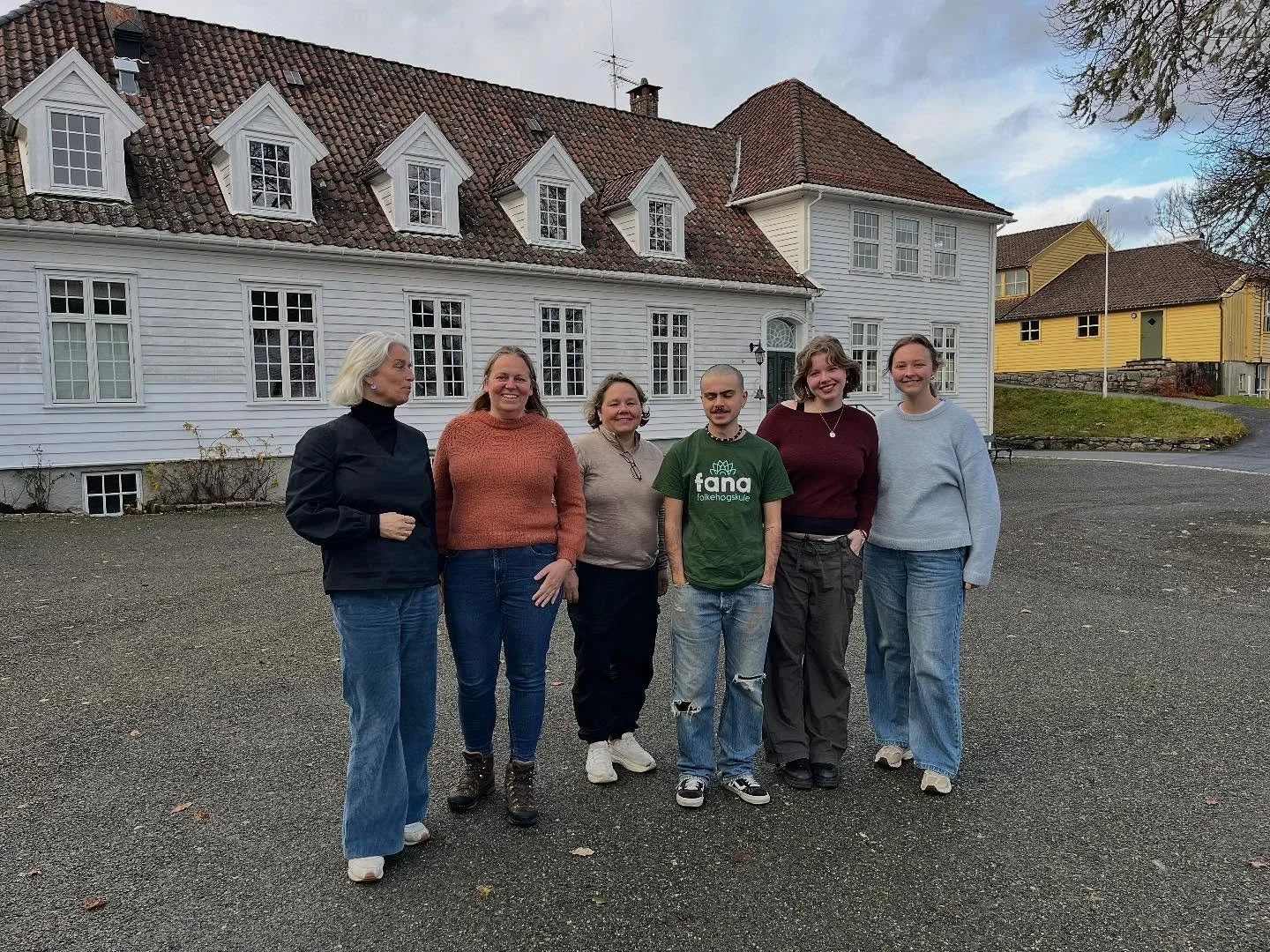 Tusen takk til @ingrid.fjeldstad og @asta.aroen  fra @venstre.no som st&oslash;tter kampen for fortsatt trygge folkeh&oslash;yskoler! Regjeringens forslag til kutt i stipendandelen for elevene v&aring;re (fra 40 til 15%), vil v&aelig;re til hinder fo