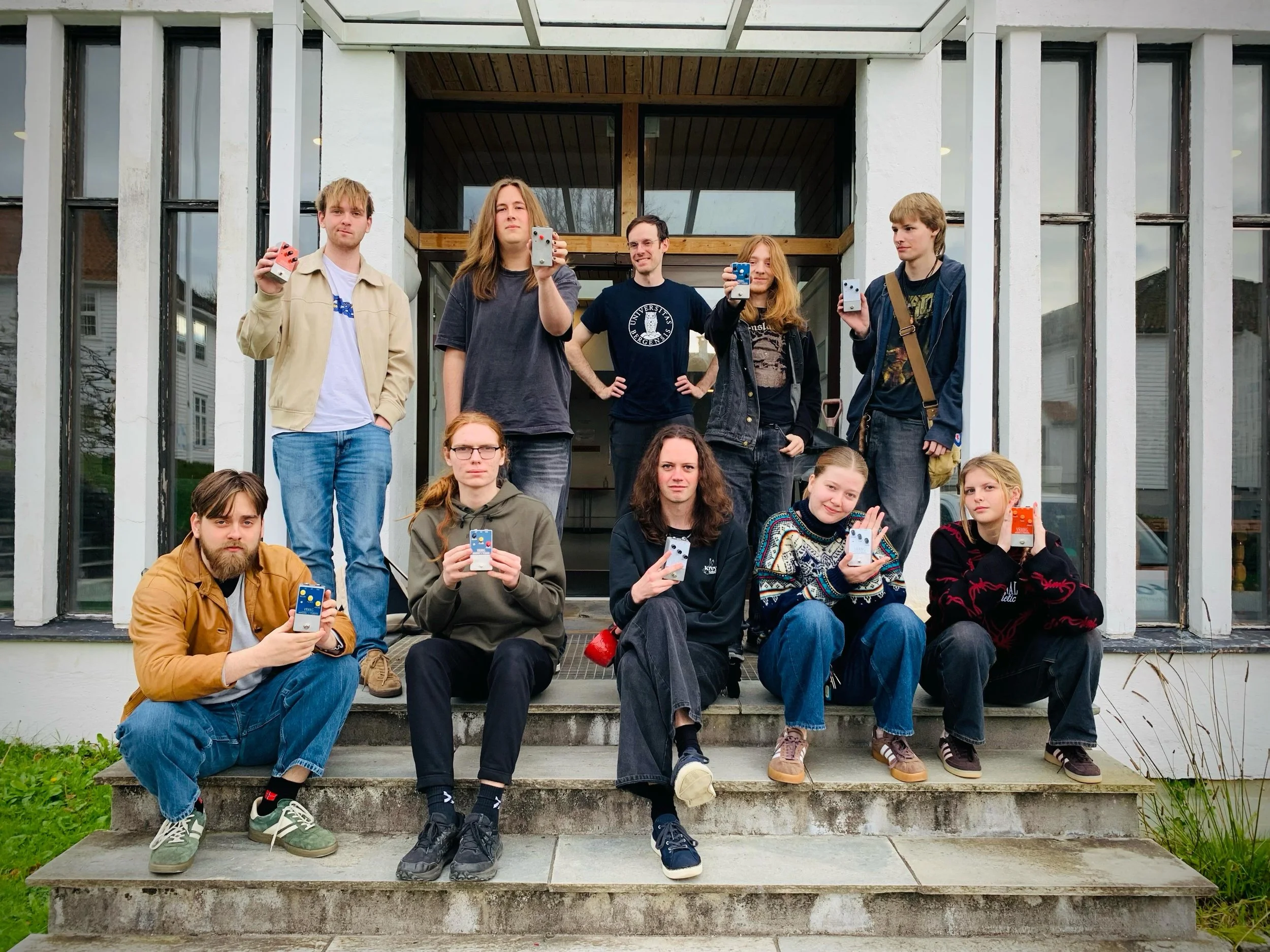 I g&aring;r fikk musikkelevene bygge sine egne &laquo;Vrang&raquo;-pedaler som en del av et pedalbyggekurs i regi av bandorg og Pladask Elektrisk. Vi hadde ogs&aring; et &aring;pent kurs der eksterne og andre elever p&aring; skolen fikk delta. Tusen 