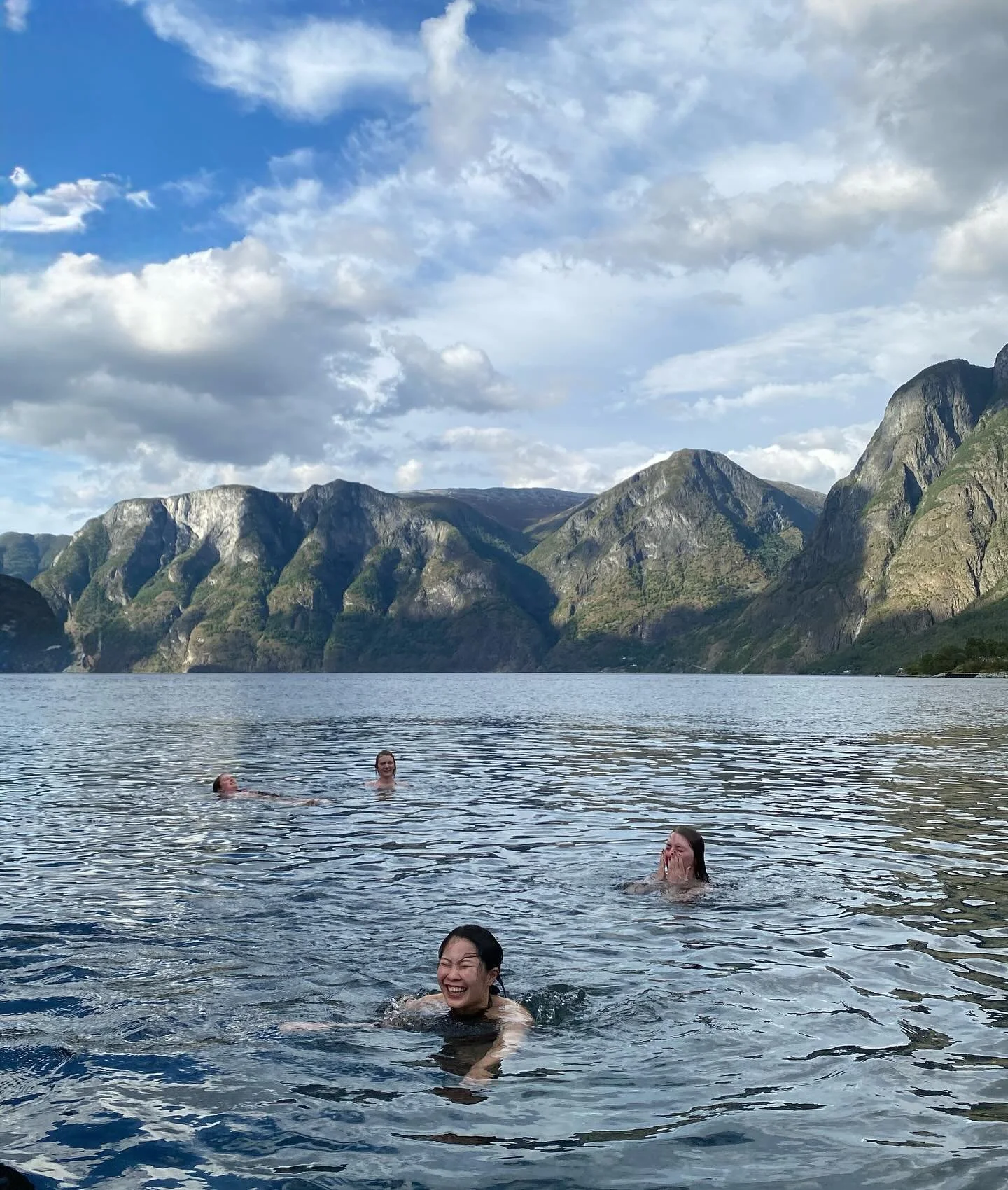 Elever ved Fana folkehøgskule som bader i Hardangergfjorden