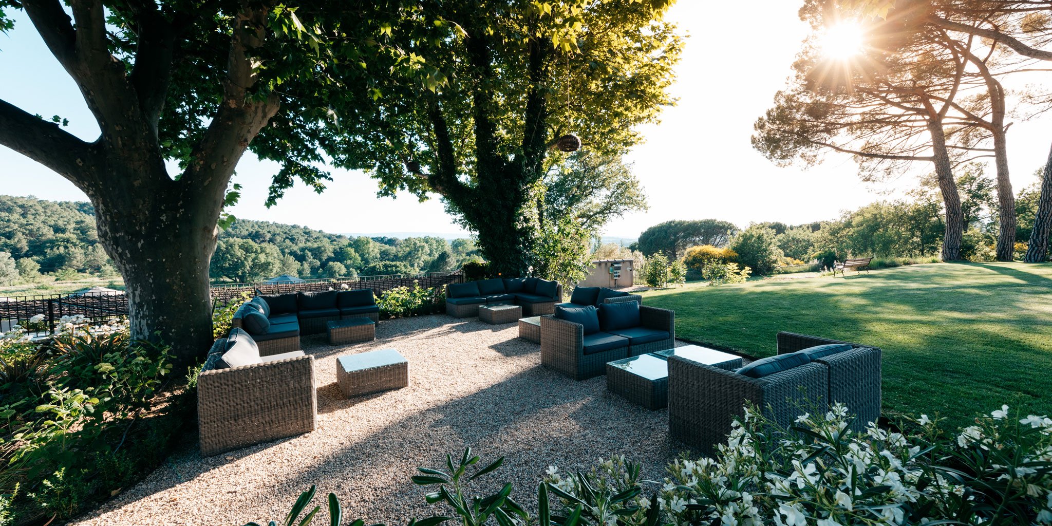 Espace-lounge-du-jardin-de-la-Bastide-du-Domaine-Perréal.jpg