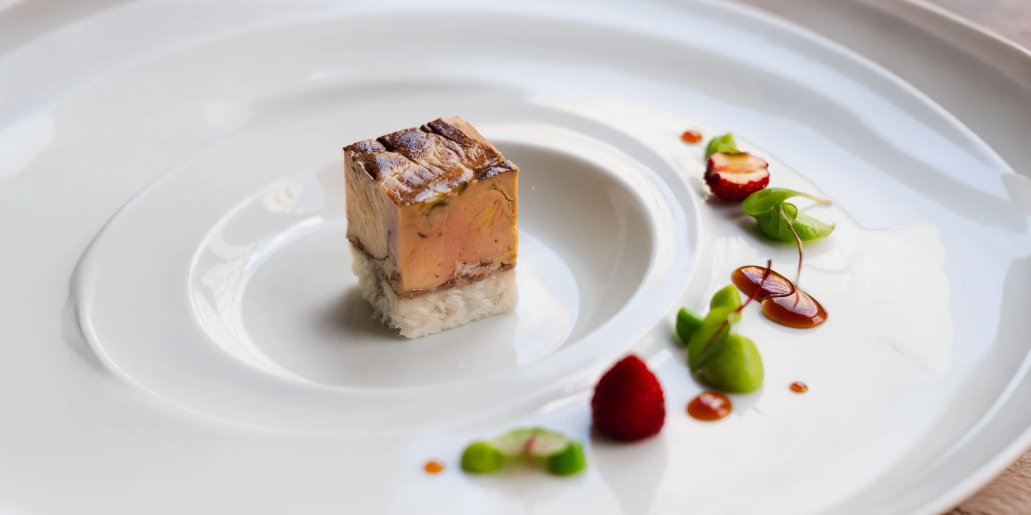 Pressé-de-foie-gras-poêlé-et-anguilles-fumées---déclinaison-de-petits-pois---fraises-des-bois---caramel-balsamique-blanc-@sadiksansvoltaire.jpg