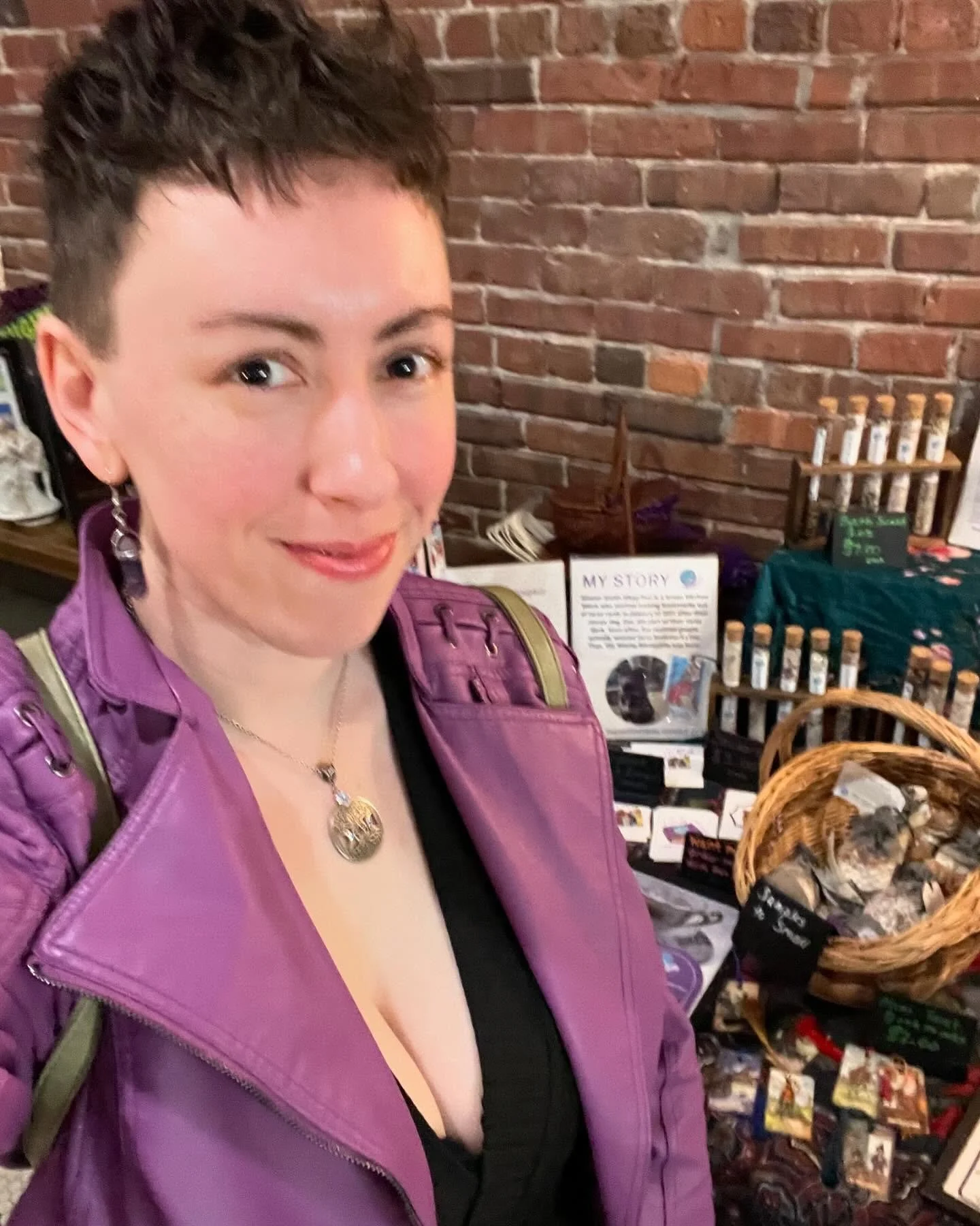 I&rsquo;ll be hanging out at @thedoggiebagresaleshop now until 2pm! Swing by and say hi, smell some samples, and give Spartacus some pets. He is already picking out his favorite teas and bath soaks so you better hurry to claim yours 😉 🐈&zwj;⬛ 🫖 🔖