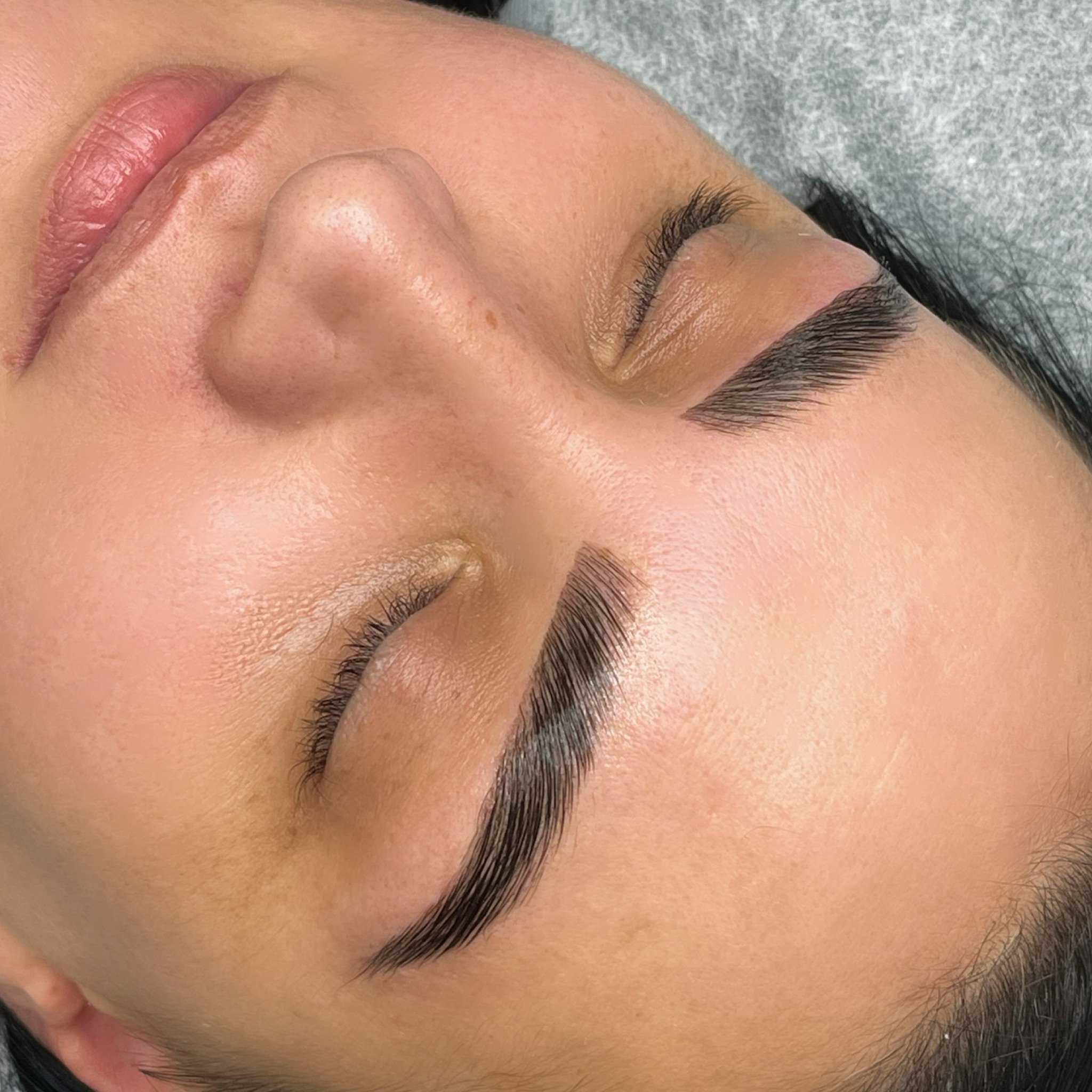 Drooling over here 🤤🤤

~ Brow lamination is designed to straighten the brow hair resulting in an instantly full, lifted and fluffy brow. 
This treatment last between 6-8 weeks. 

~ At the 4 week mark we recommend booking in for brow maintenance app