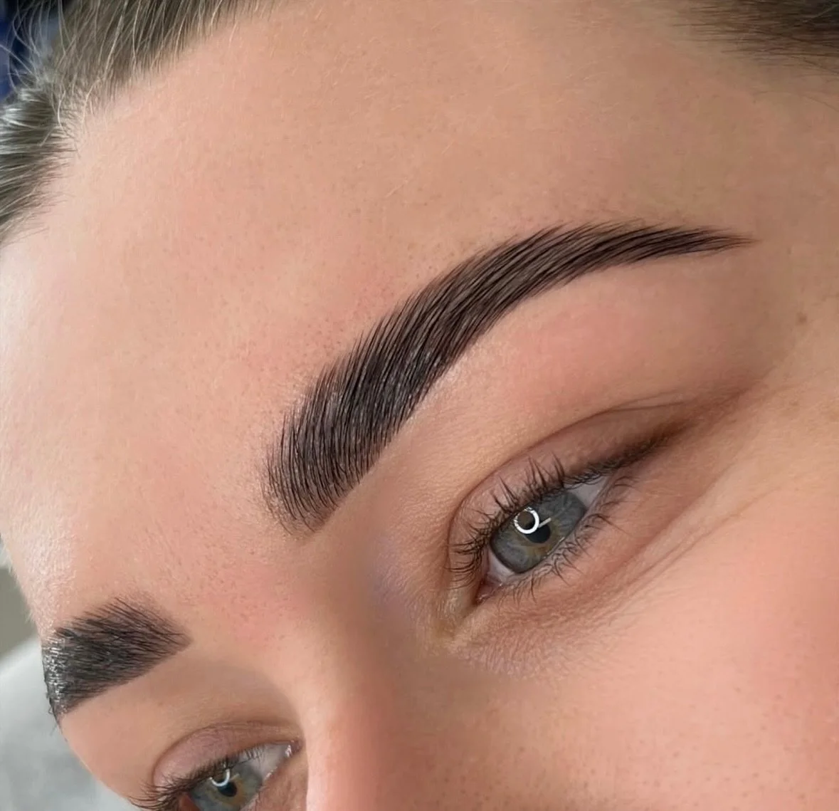 WHAT IS BROW LAMINATION? ✨
Brow lamination is designed to straighten and set the brow hairs, creating an instantly fuller, lifted and fluffy look.

It&rsquo;s perfect for those with gaps, unruly brows or anyone wanting a fuller, brushed-up brow. 
Boo