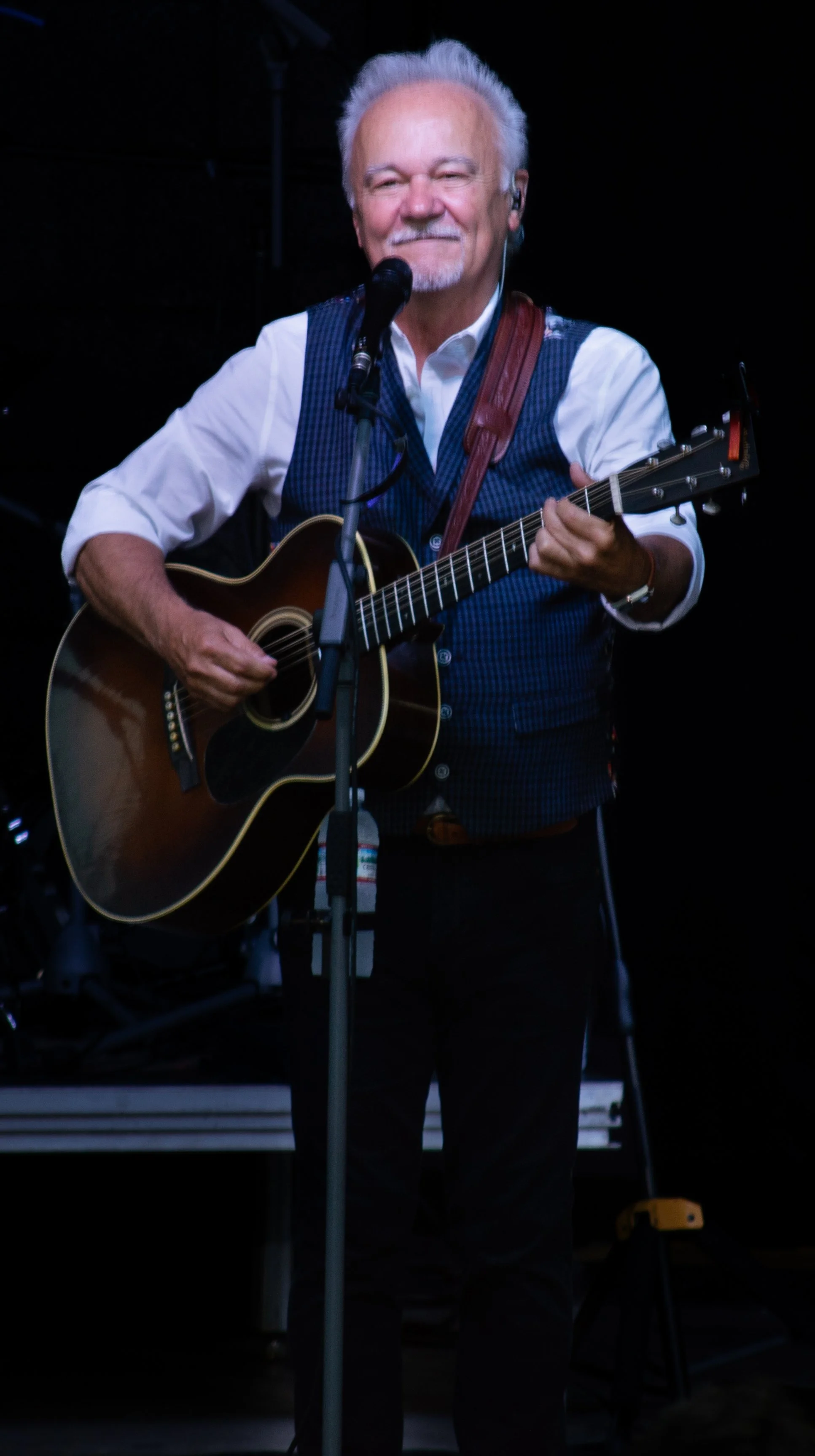 Mr. fortune Smiling at Crowd_0719 .jpg