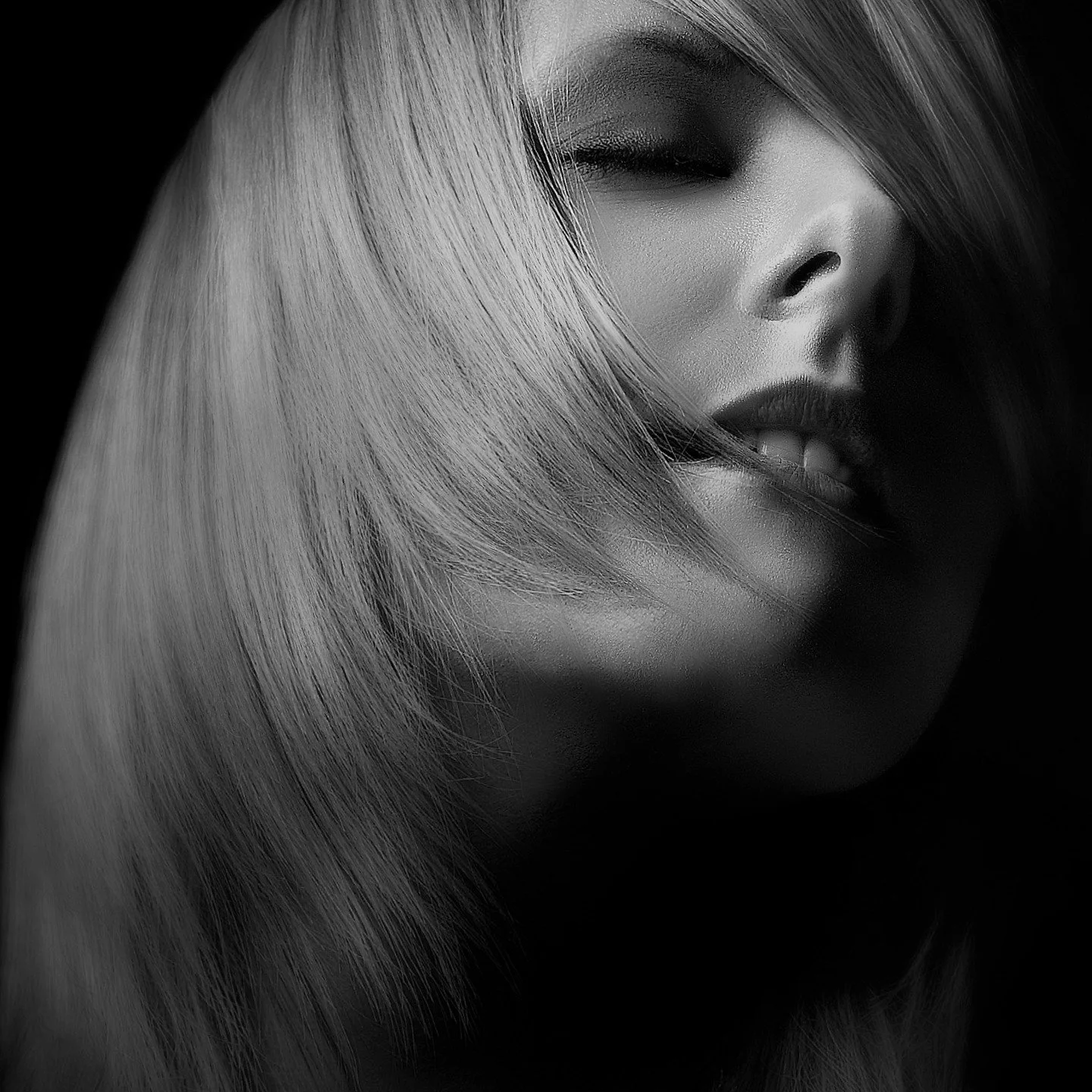 'Feeling everything too deeply is both a blessing and a burden.'

www.exvotostudio.com

#Iplaywithlight #Photography #marylandphotographer #dynamicportraits #instamood #Iplaywithshadowstoo